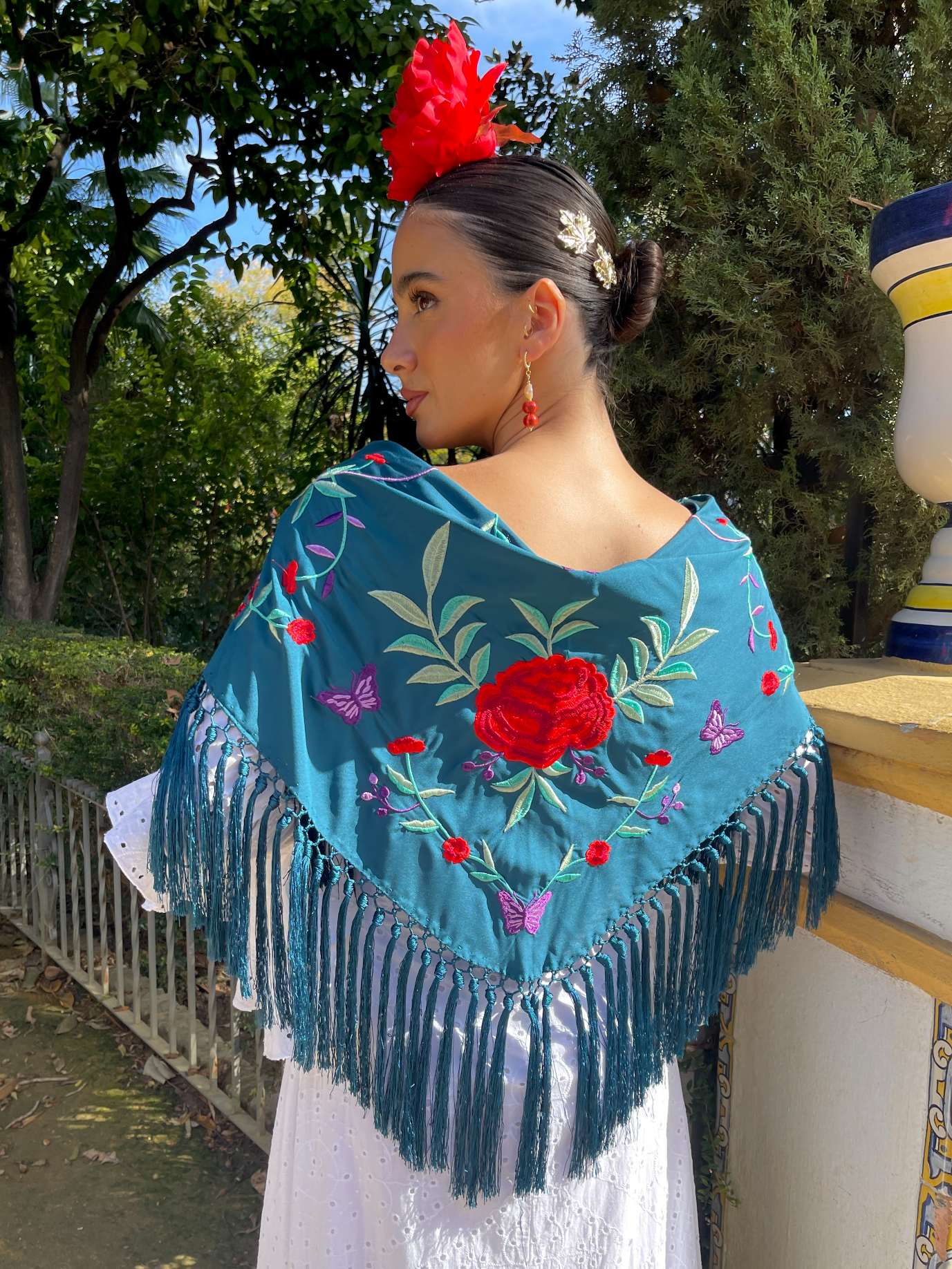 mantoncillo de flamenca petróleo con flores rojas