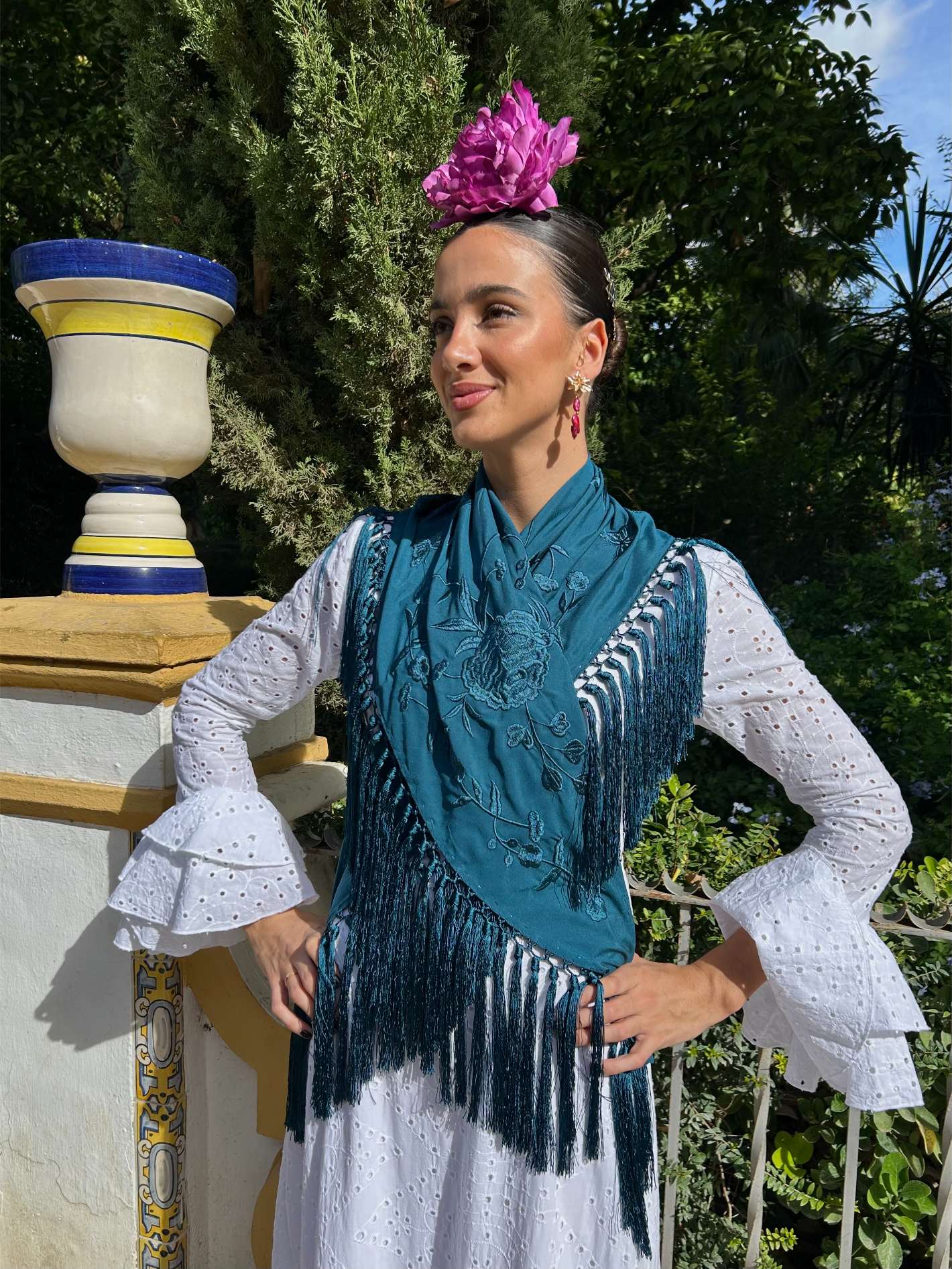 mantoncillo de flamenca petróleo monocolor bordado artesanal