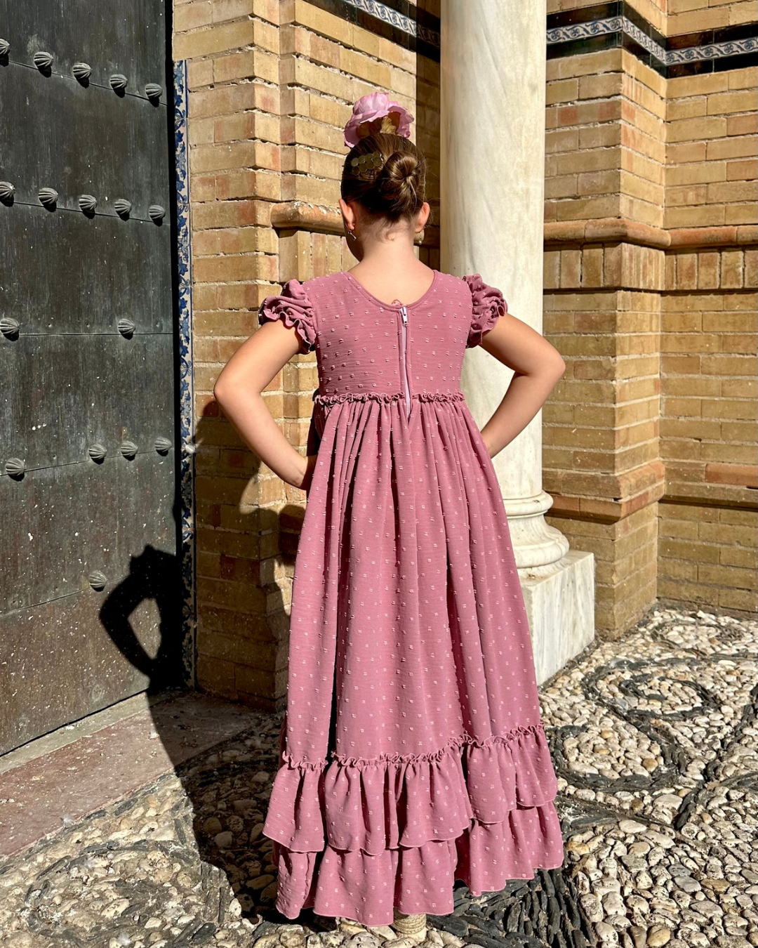 Bata de flamenca plumeti color rosa maquillaje para niña