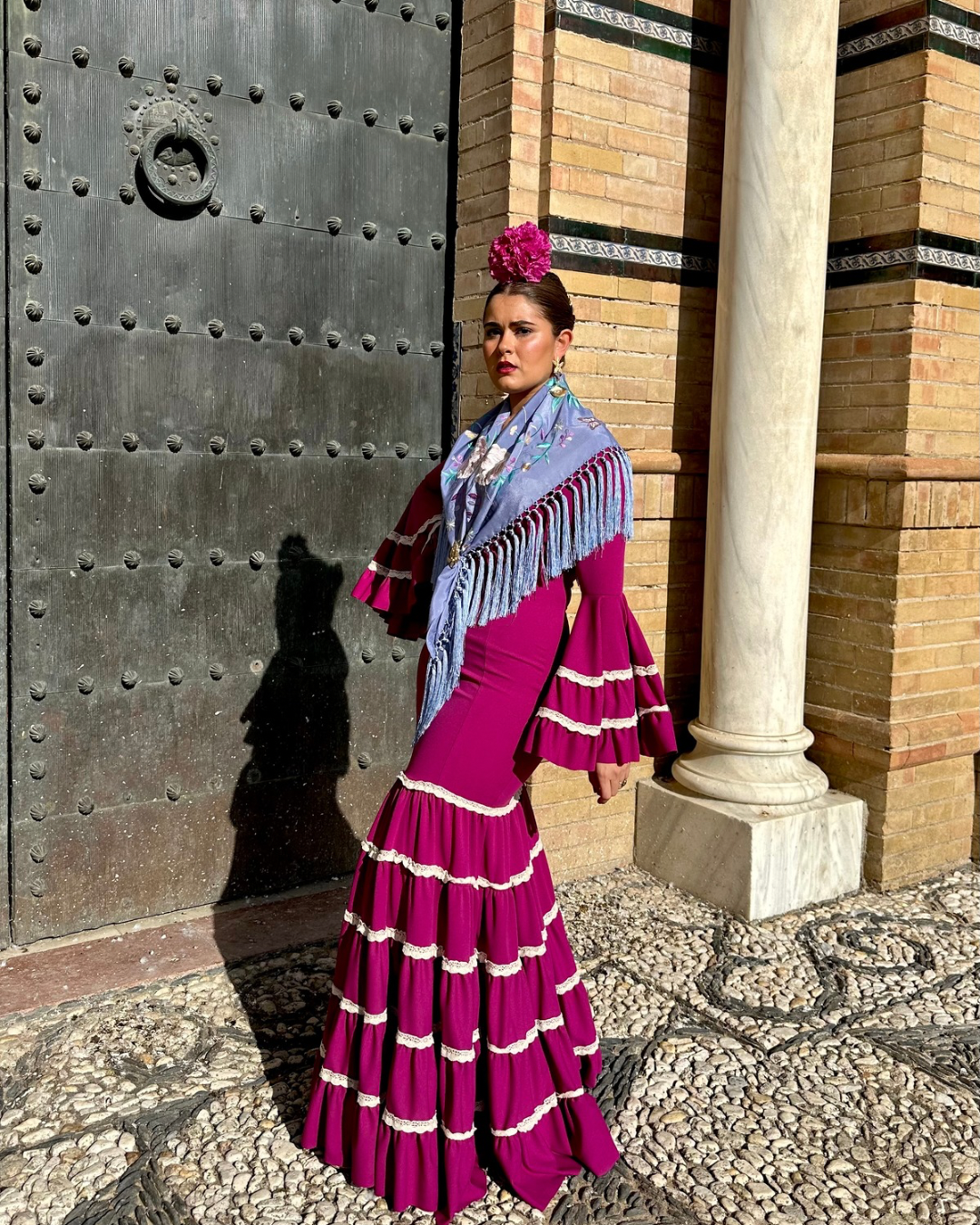 Detalles de encaje en traje canastero buganvilla de flamenca