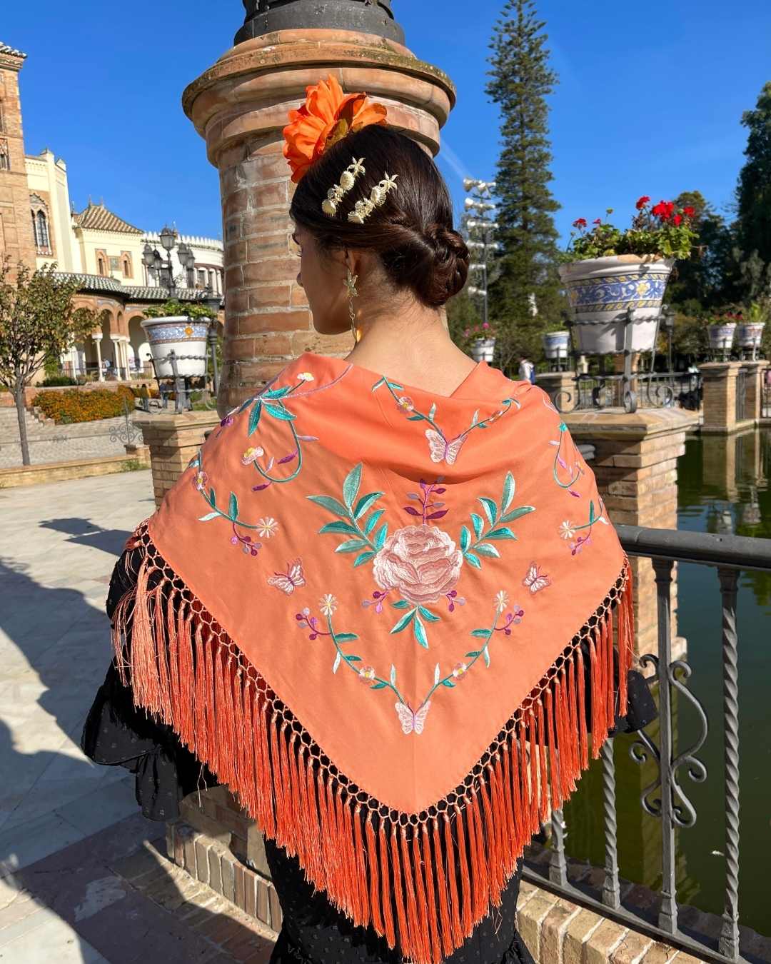 Mantoncillo 'Koralti' flecado en seda Mandarina con Flores Rosas