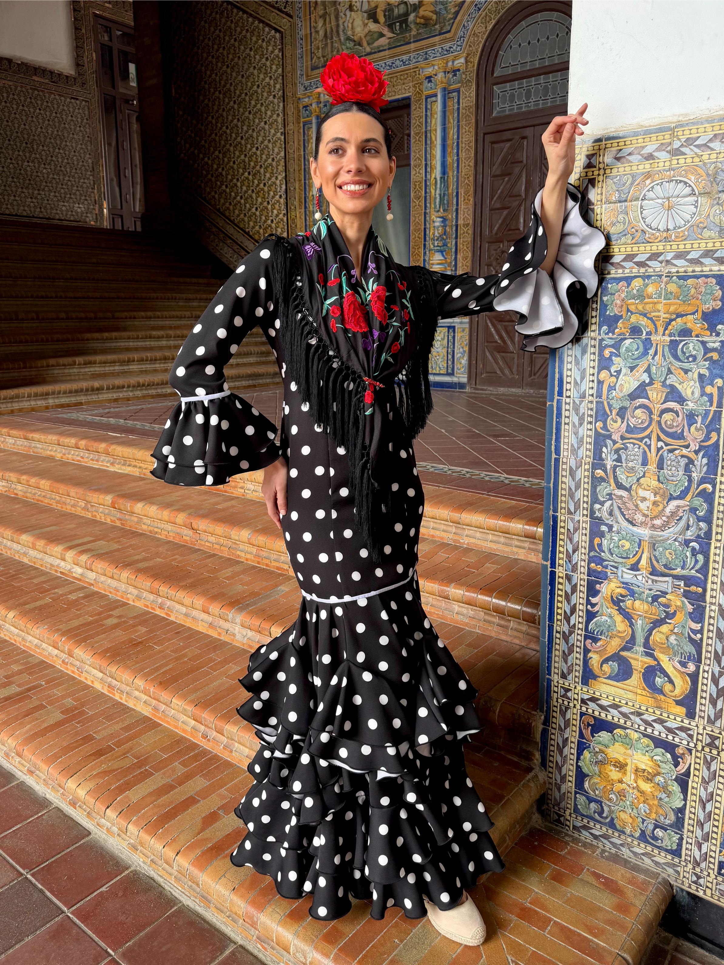 Traje de flamenca volantes zig zag negro lunar blanco