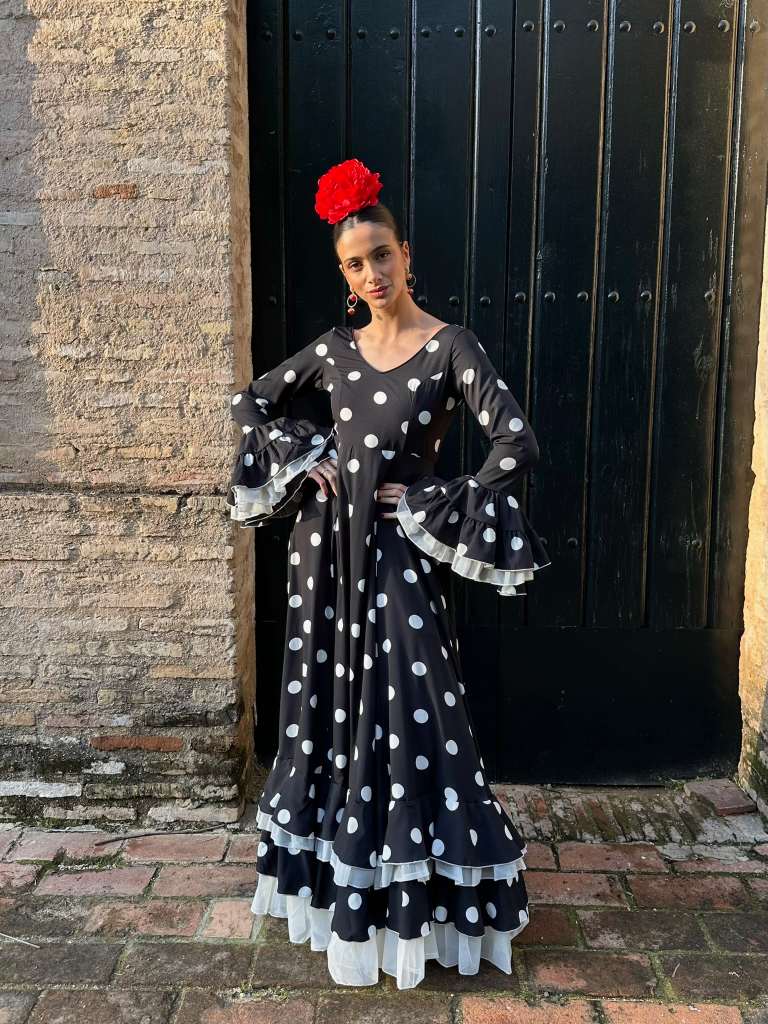 Bata Romería Adorno Tul Negro Lunar Blanco