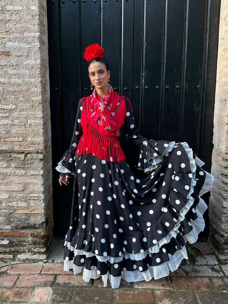 Bata Romería Adorno Tul Negro Lunar Blanco