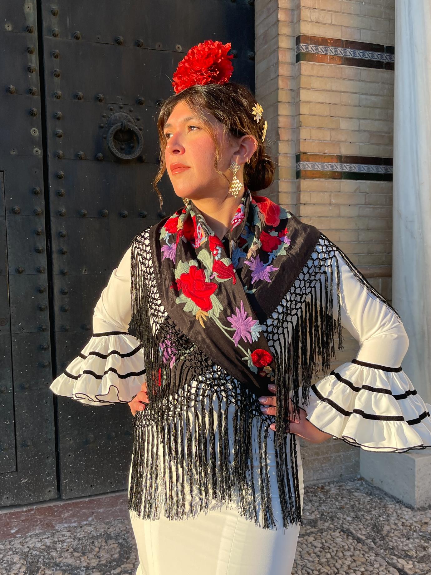 Traje Canastero de Flamenca Blanco Adorno Terciopelo Negro