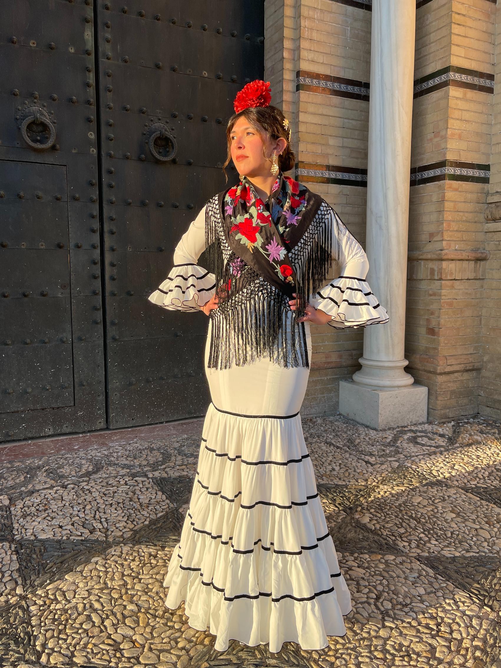 Traje Canastero de Flamenca Blanco Adorno Terciopelo Negro