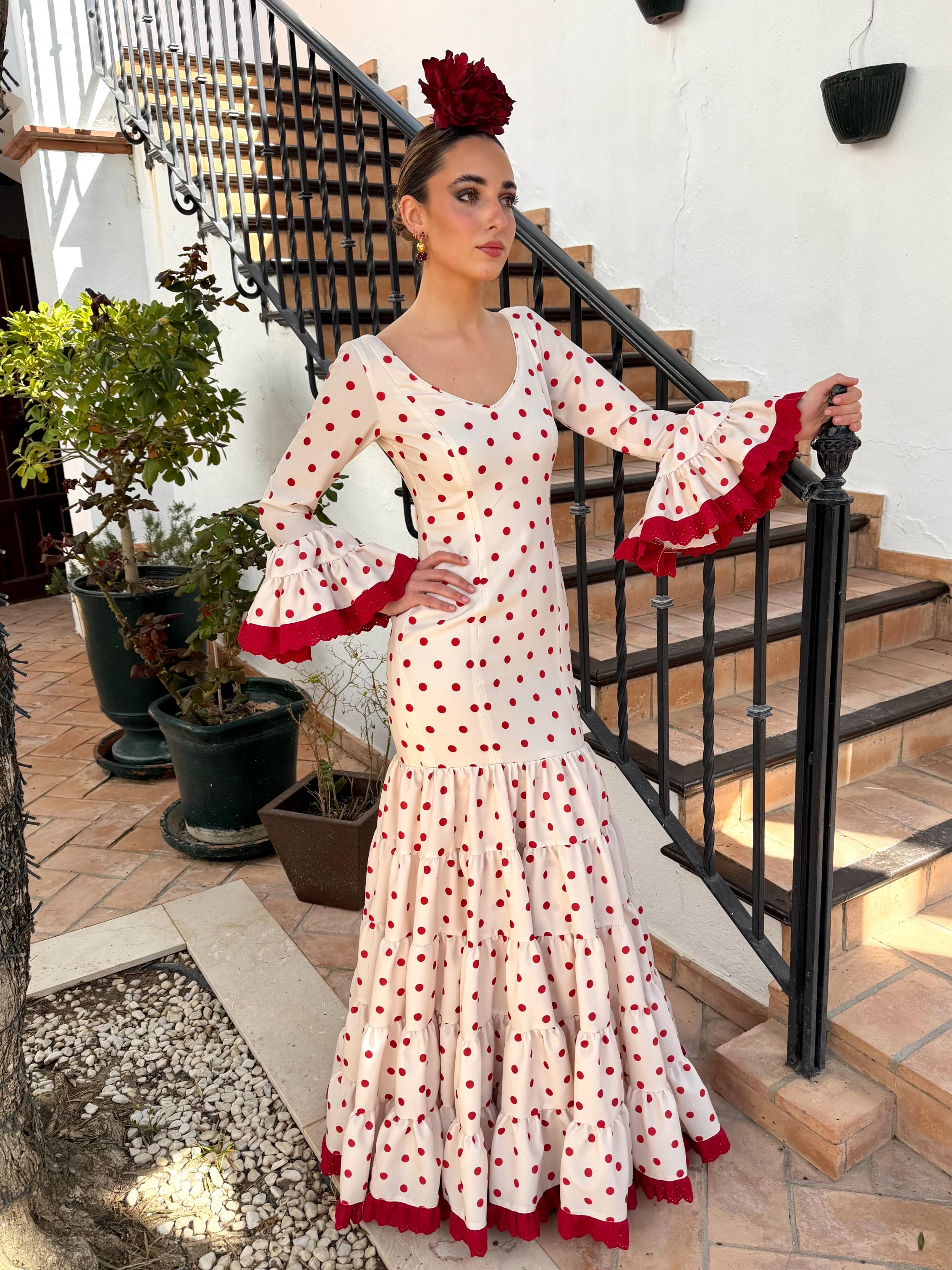 Traje de flamenca canastero beige con lunar burdeos tira bordada