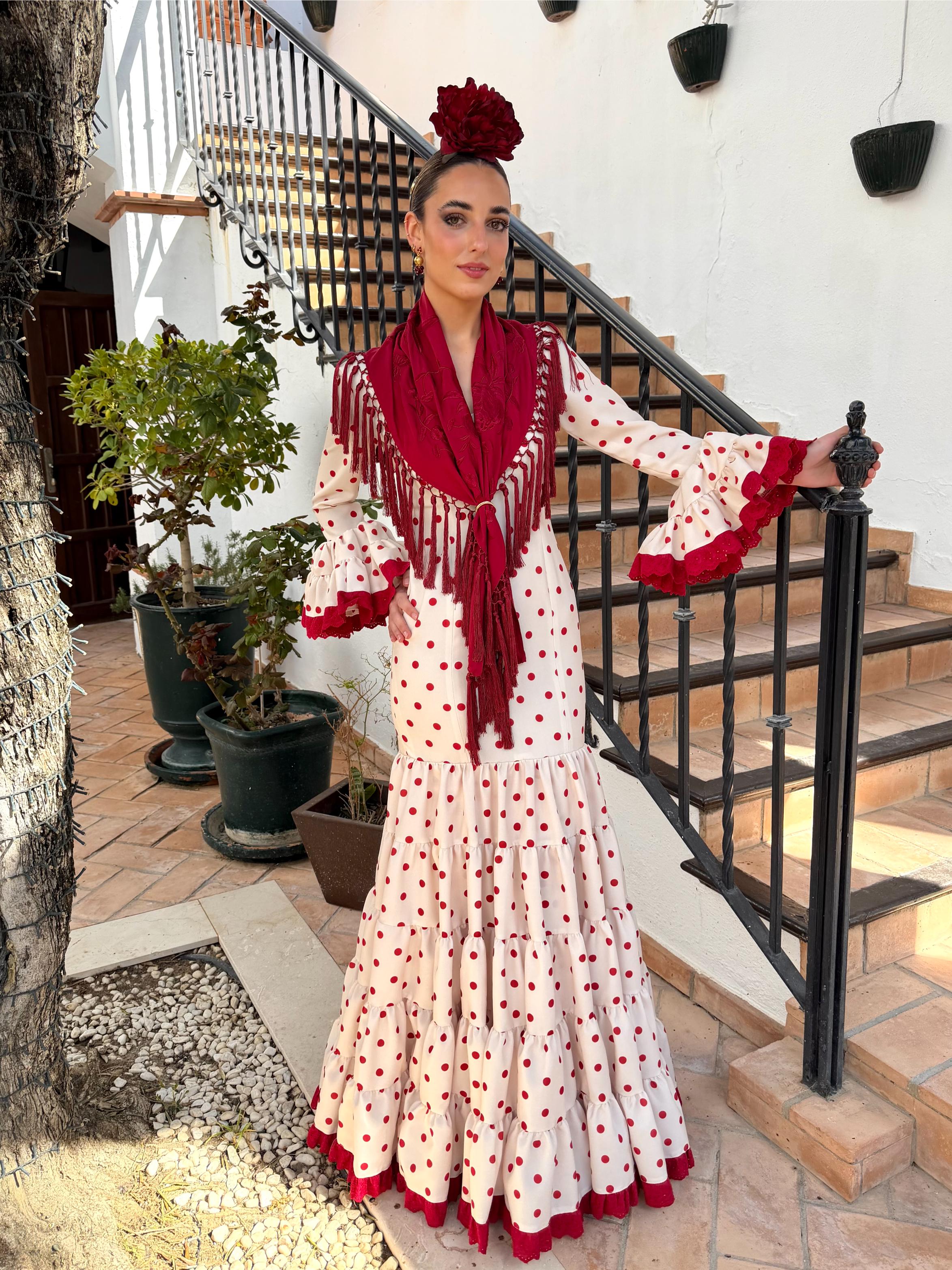 Traje de flamenca canastero beige con lunar burdeos tira bordada