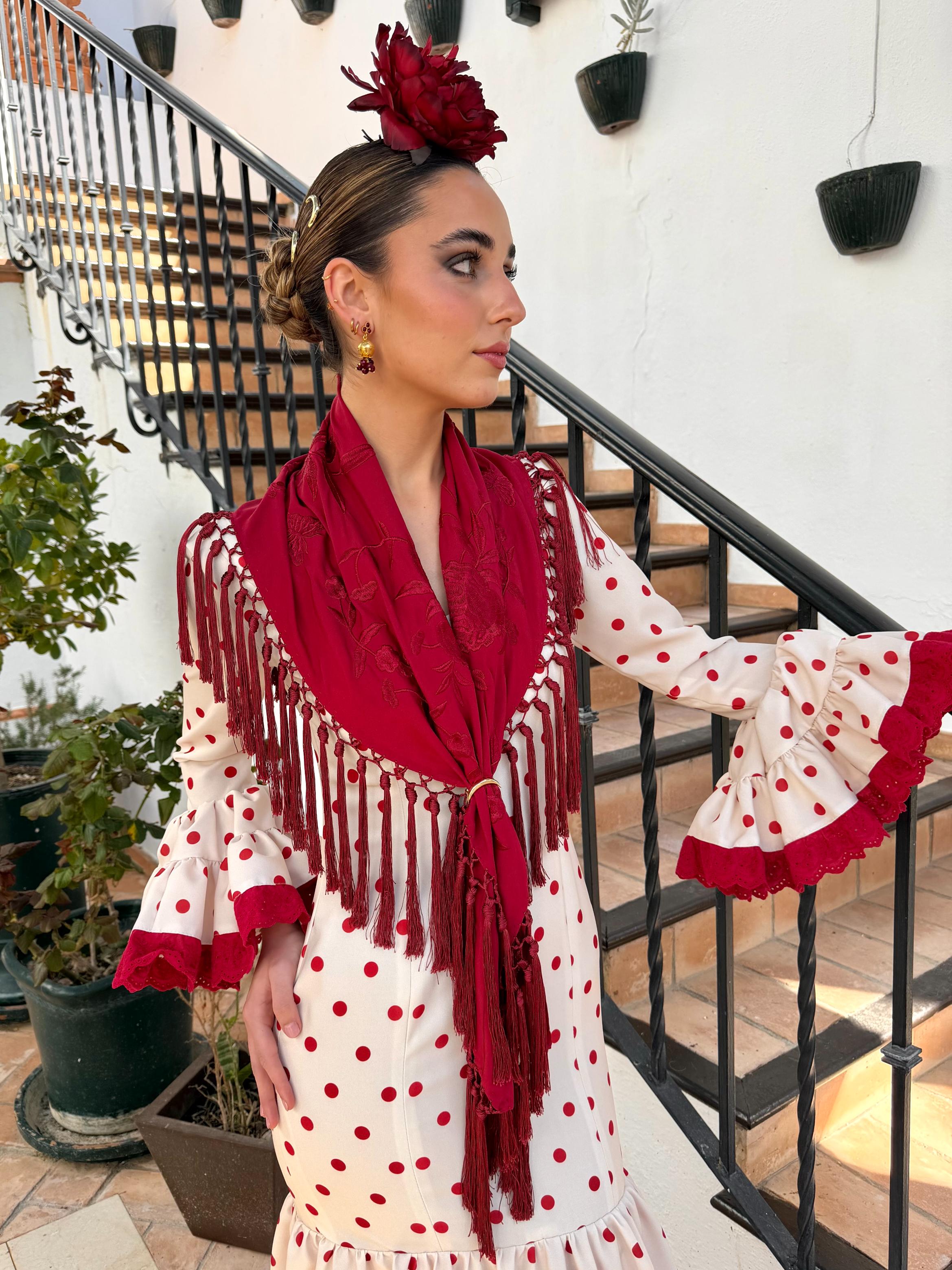 Traje de flamenca canastero beige con lunar burdeos tira bordada