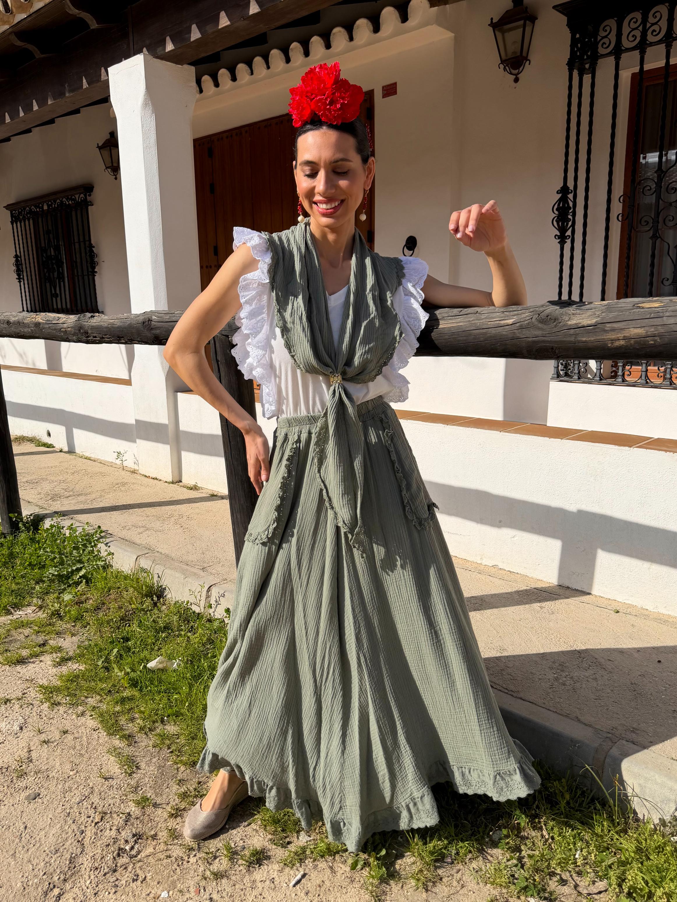 Conjunto de Romería de Falda y Piquillo  Bambula Tira Bordada Verde Cacería