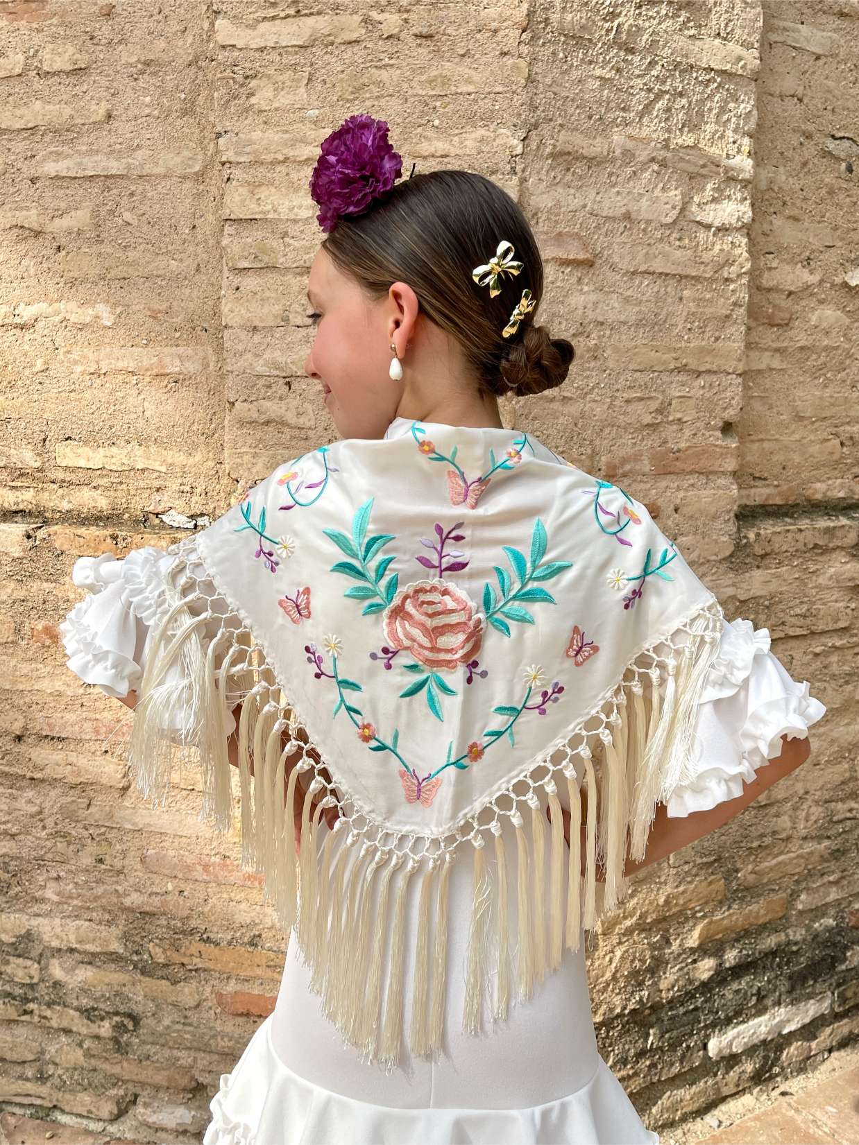 Mantoncillo 'Koralti' de niña flecado en seda Beige con flores Rosas