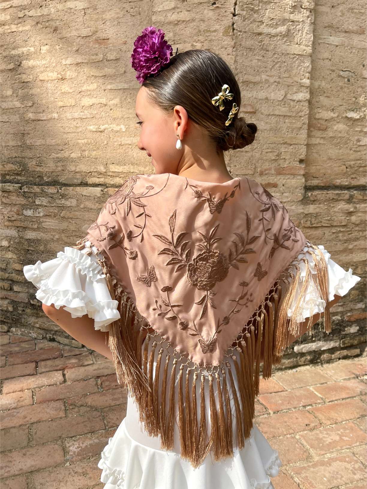 Mantoncillo 'Koralti' de niña flecado en seda Champán Monocolor