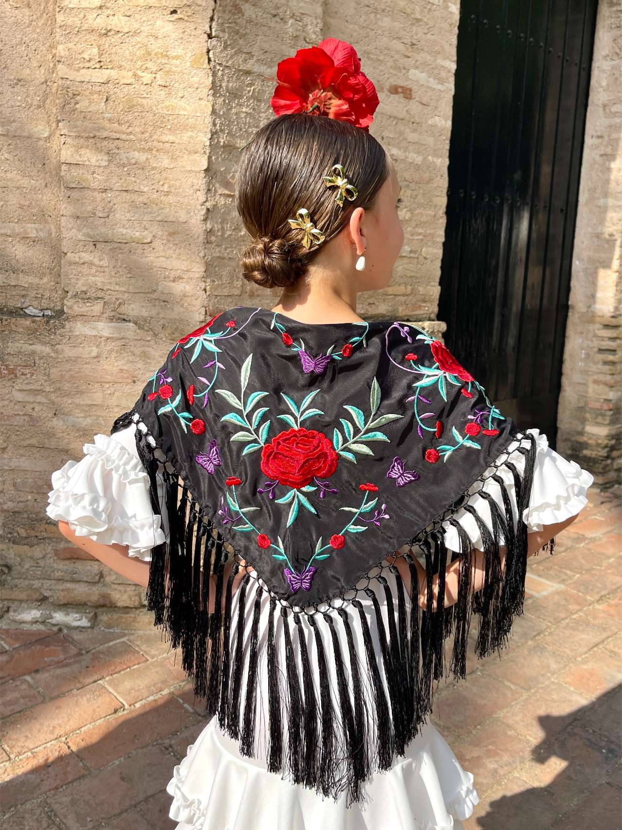 Mantoncillo 'Koralti' de niña flecado en seda Negro flores Rojas