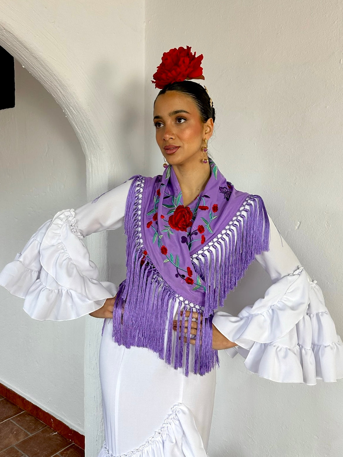 Mantoncillo 'Koralti' flecado en seda Malva con Flores Rojas
