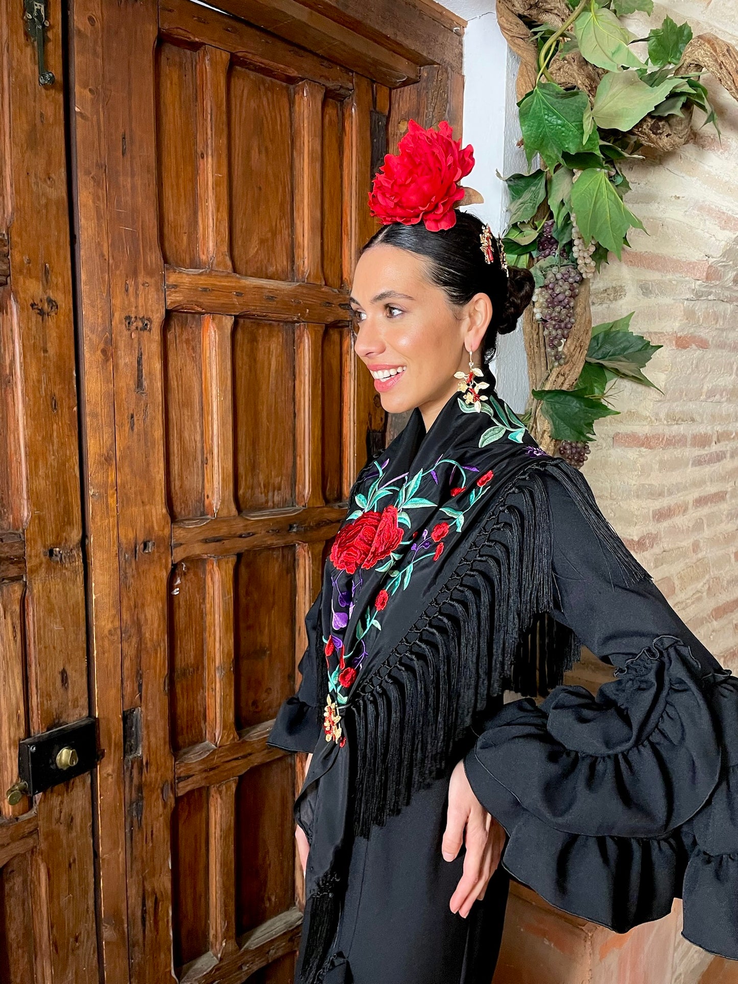 Mantoncillo 'Koralti' flecado en seda Negro con Flores Rojas