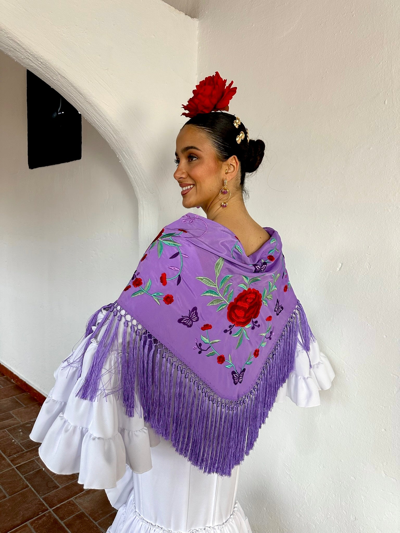 Mantoncillo flecado en seda Malva con Flores Rojas