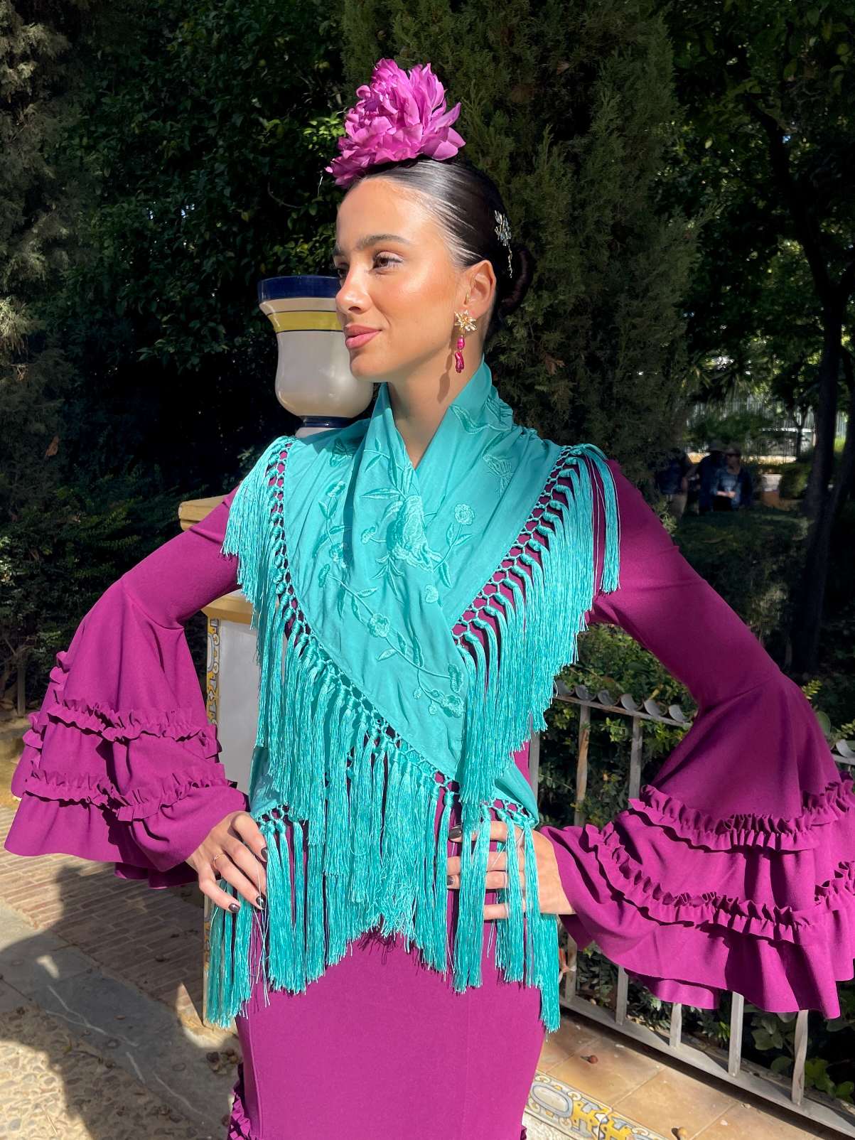 Mantoncillo de flamenca agua marina bordado artesanal