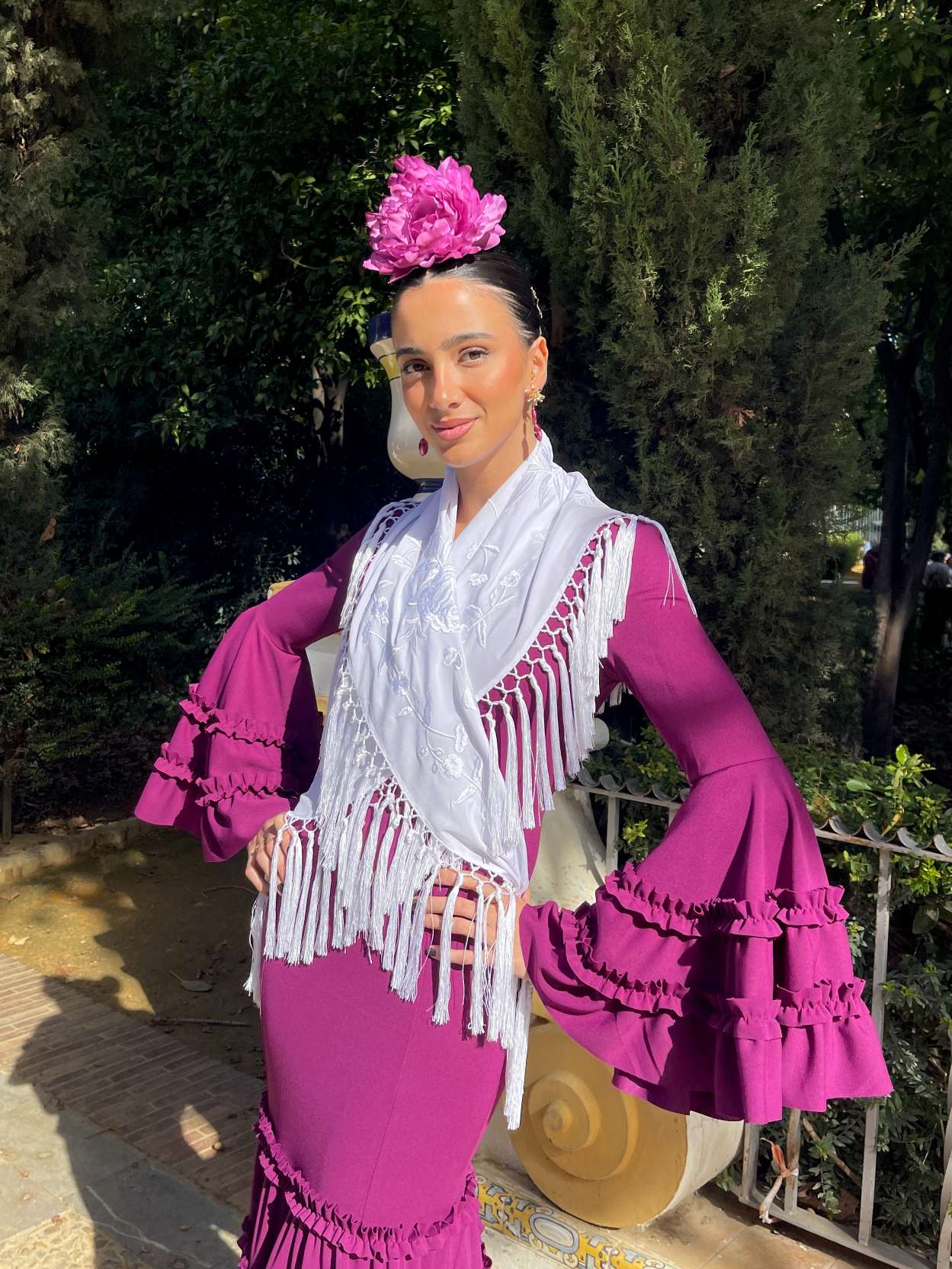 Mantoncillo de flamenca blanco bordado artesanal