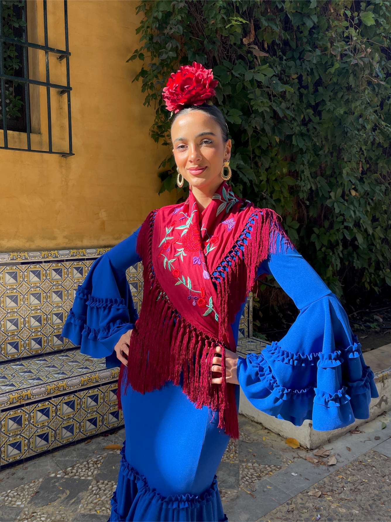 Mantoncillo de flamenca burdeos bordado artesanal