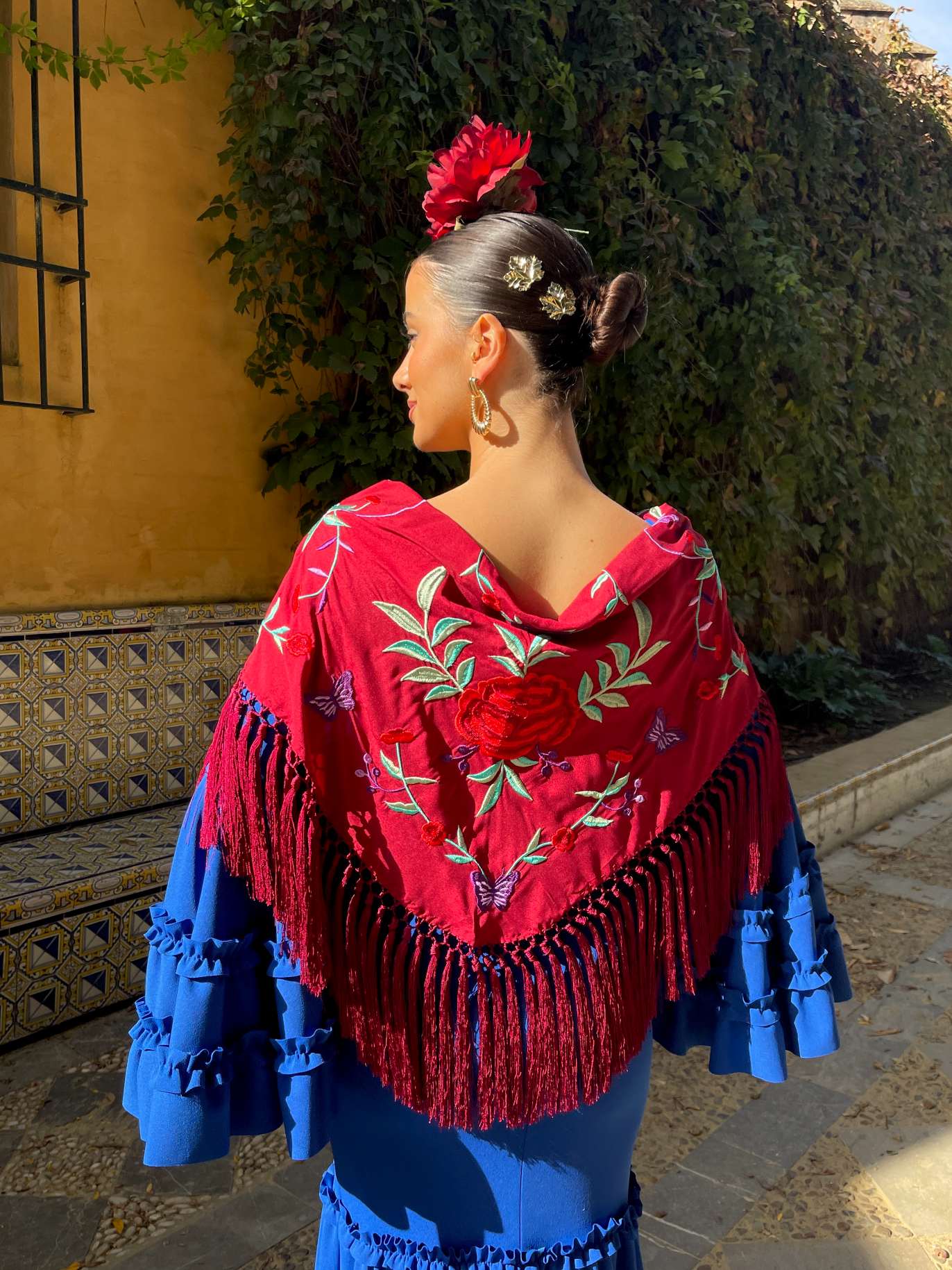 Mantoncillo de flamenca burdeos flores rojas