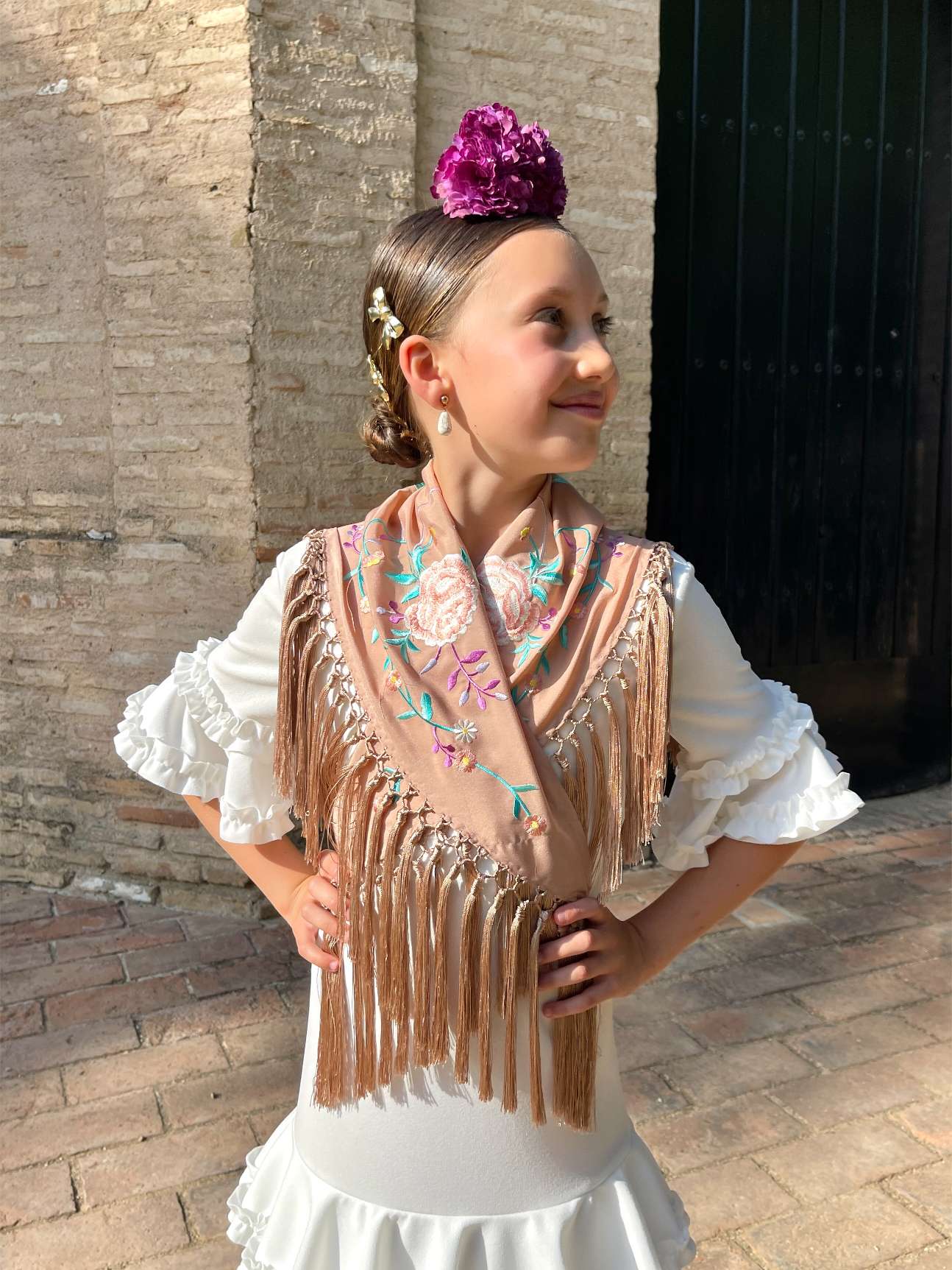 Mantoncillo de niña flecado Champán con flores Rosas