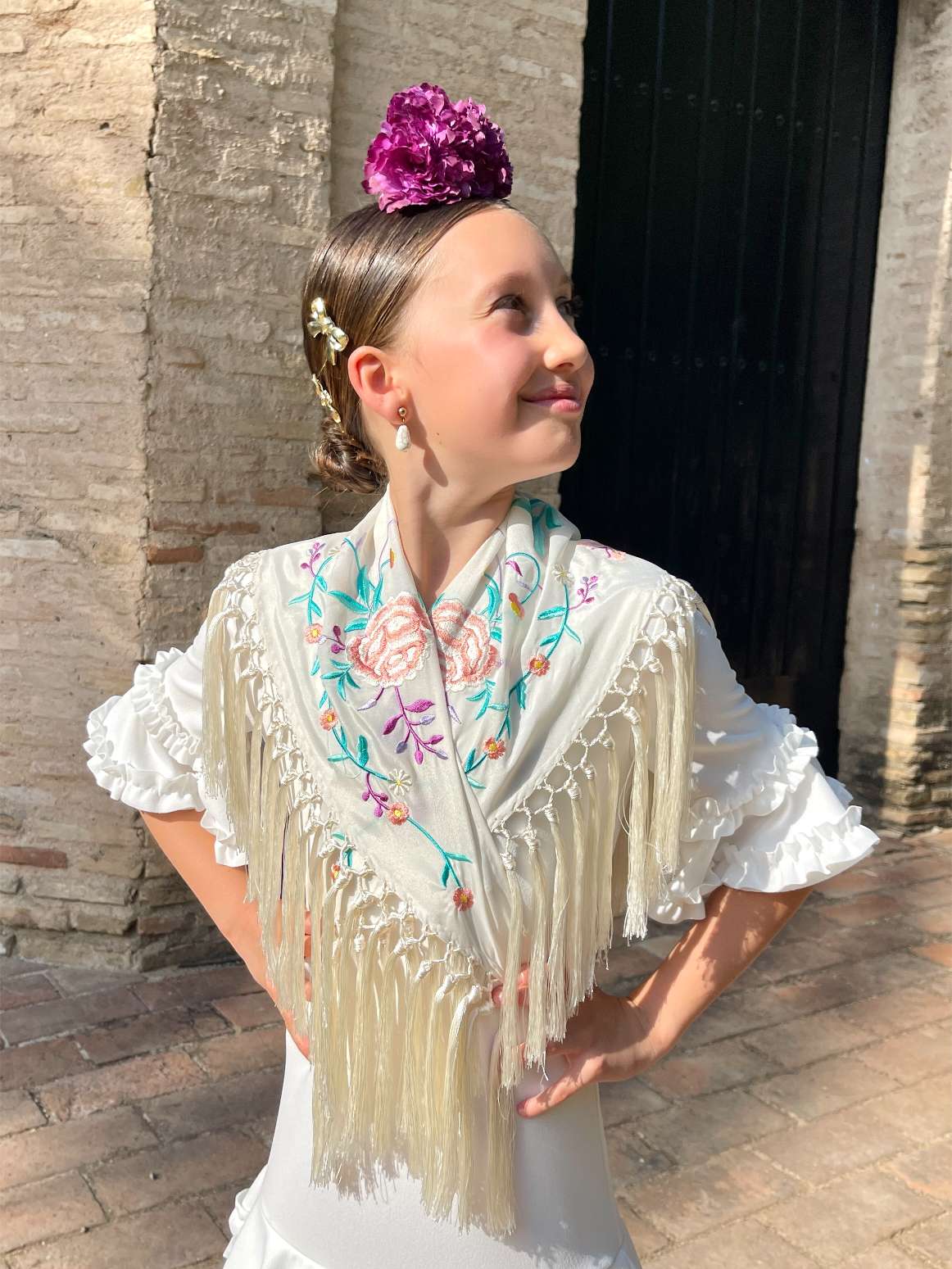 Mantoncillo de niña flecado en seda Beige con flores Rosas