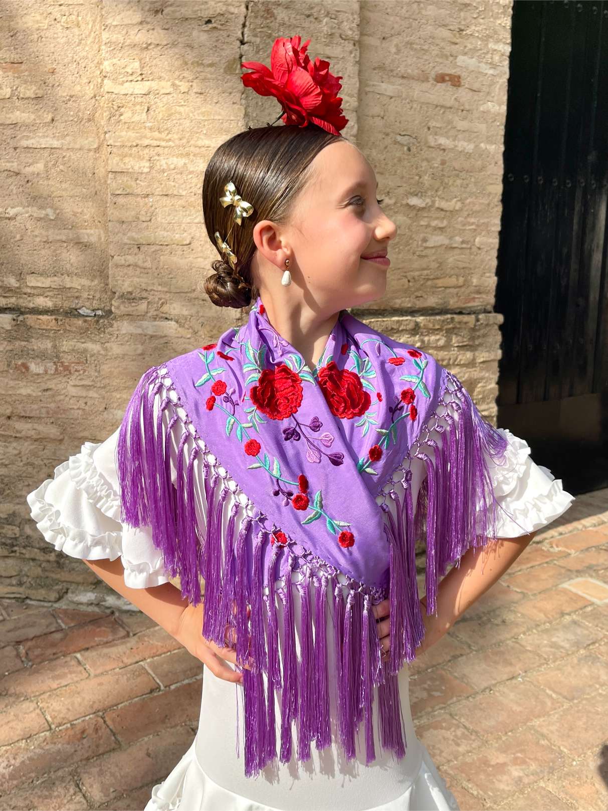 Mantoncillo  de niña flecado en seda Malva flores Rojas