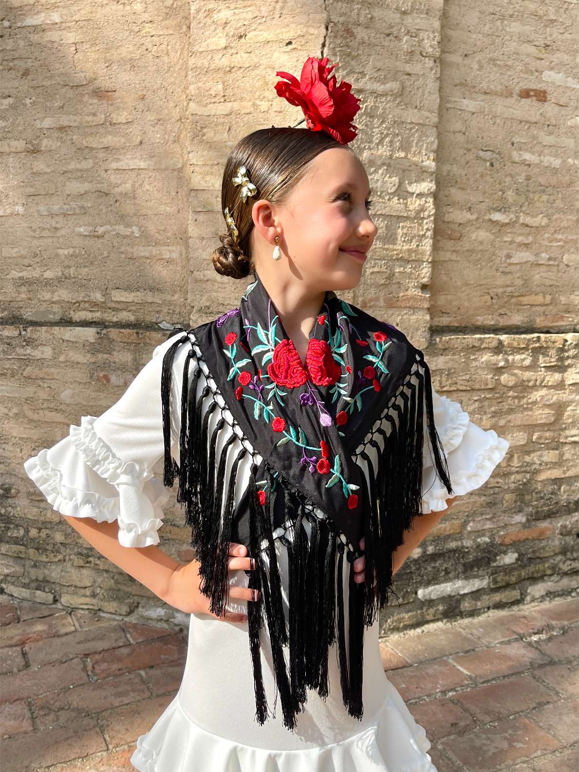 Mantoncillo  de niña flecado en seda Negro flores Rojas