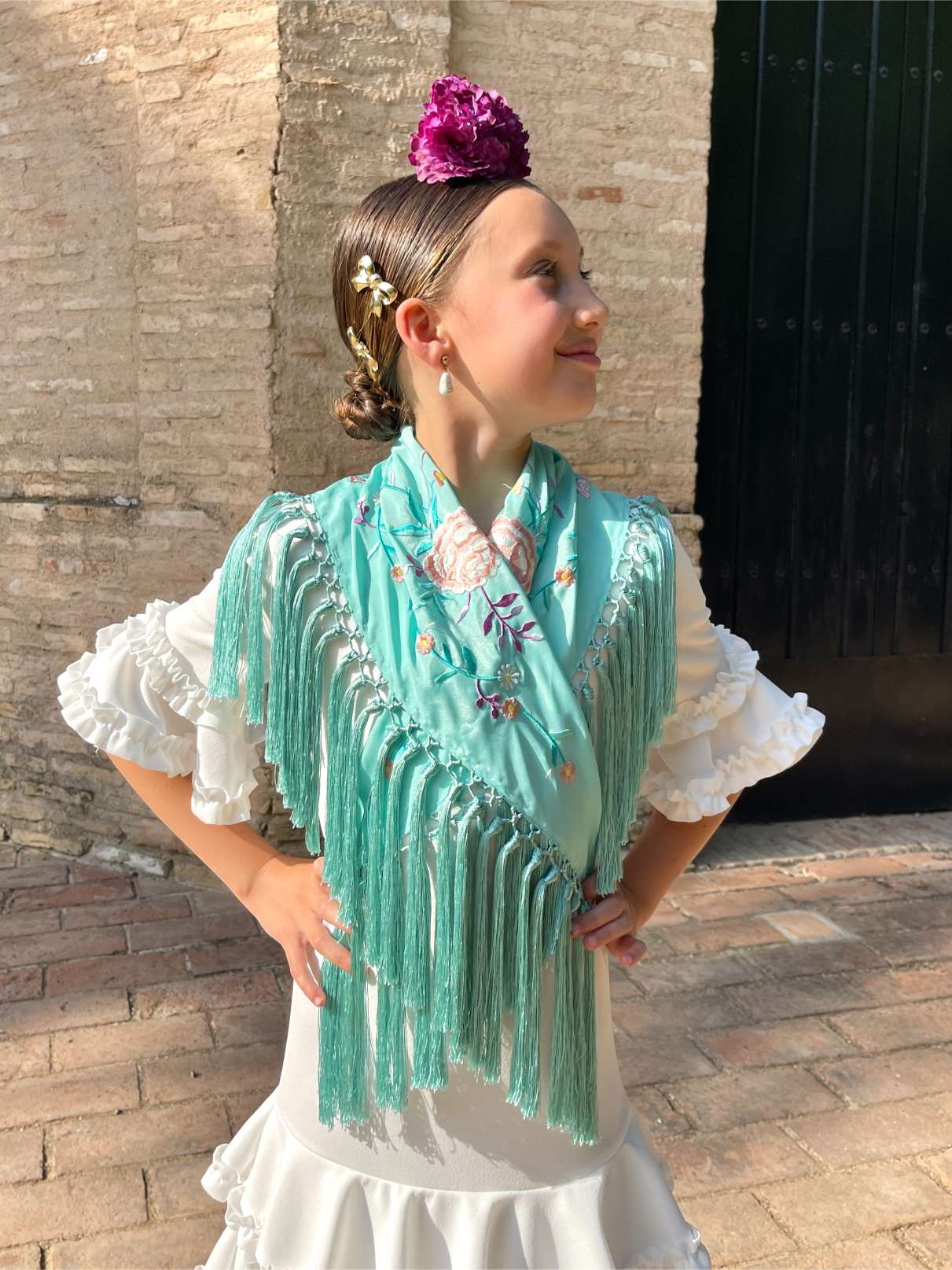 Mantoncillo de niña flecado en seda Verde Agua con flores Rosas