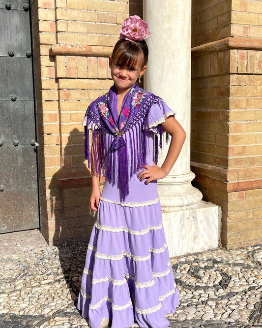 Mantoncillo de seda color morado de niña con flores rosas