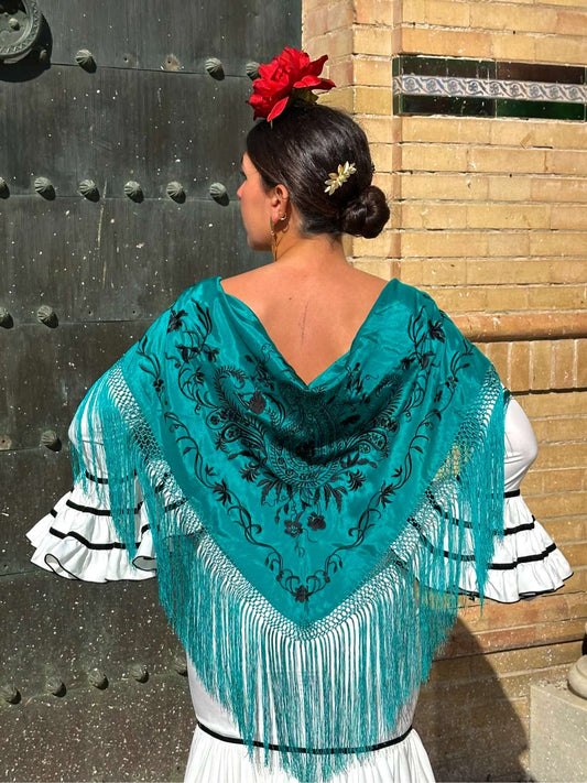 Mantoncillo esmeralda bordado negro