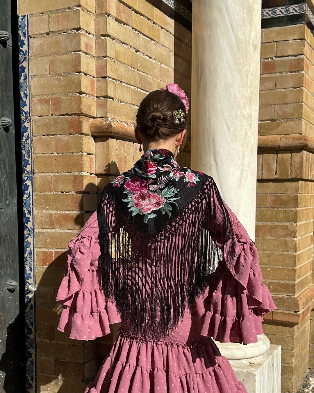 Mantoncillo de seda color negro de flores rosas de niña