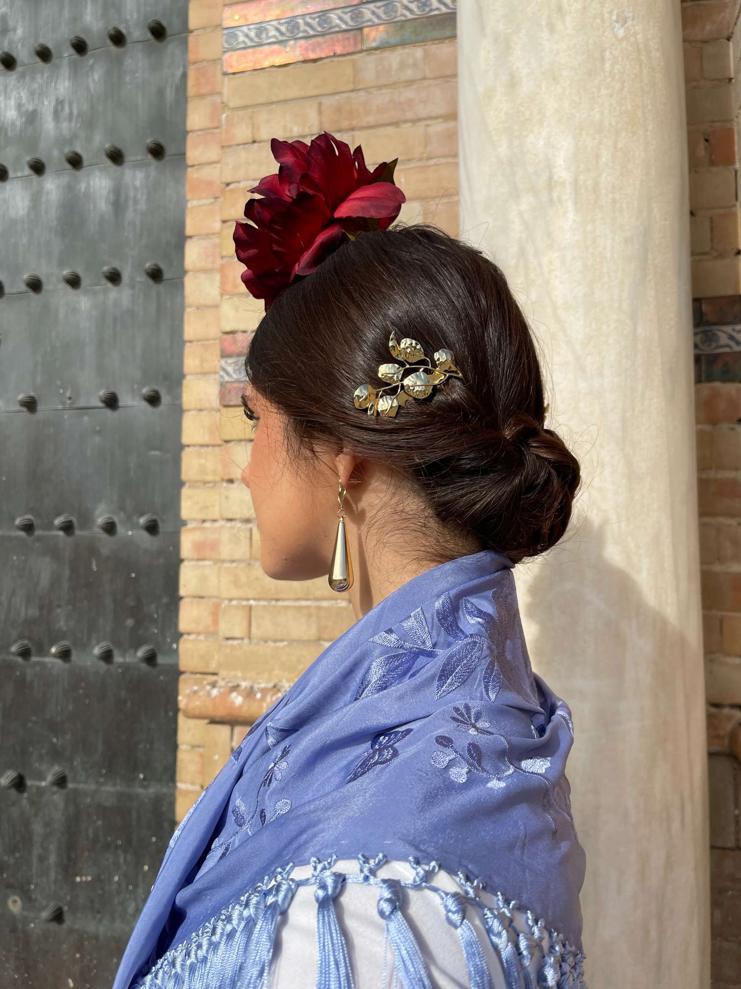 Peinecillo de flamenca dorado con diseño de hojas