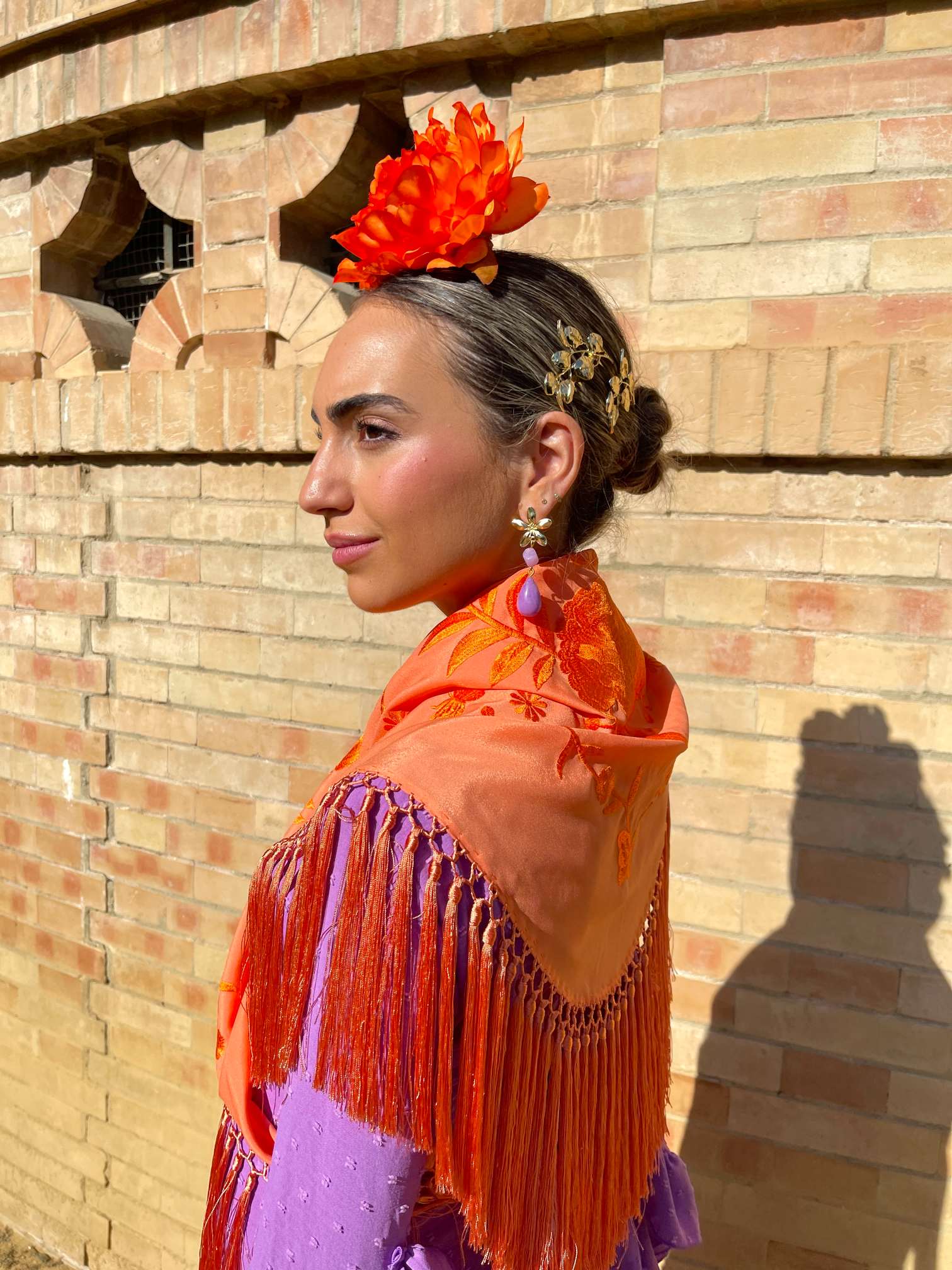Pendientes de flamenca con piedra malva y broche de flor