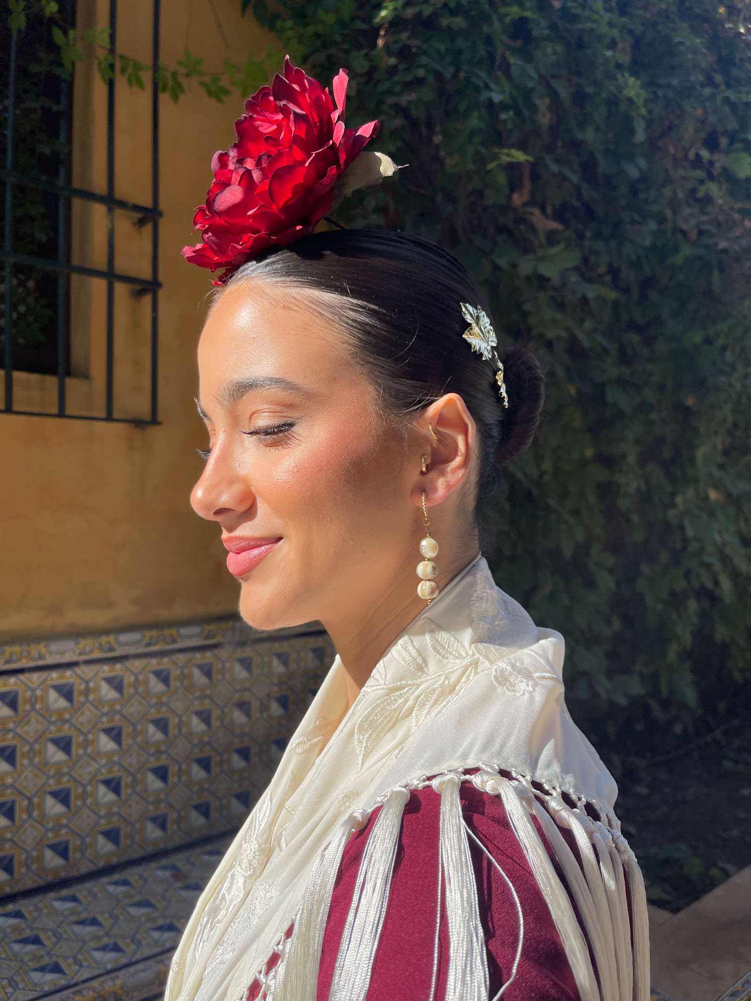 Pendientes de flamenca dorados nácar y cerámica beige