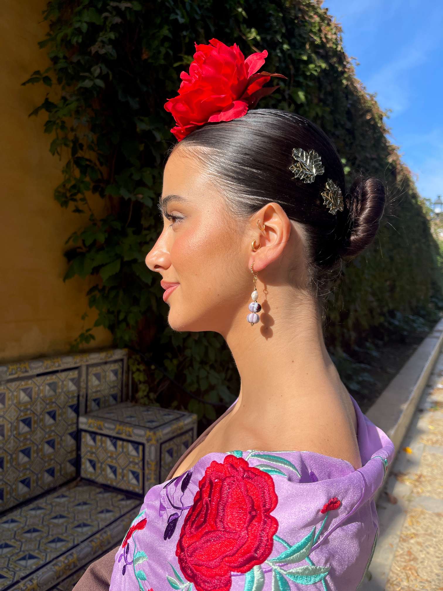 Pendientes de flamenca dorados nácar y cerámica morado