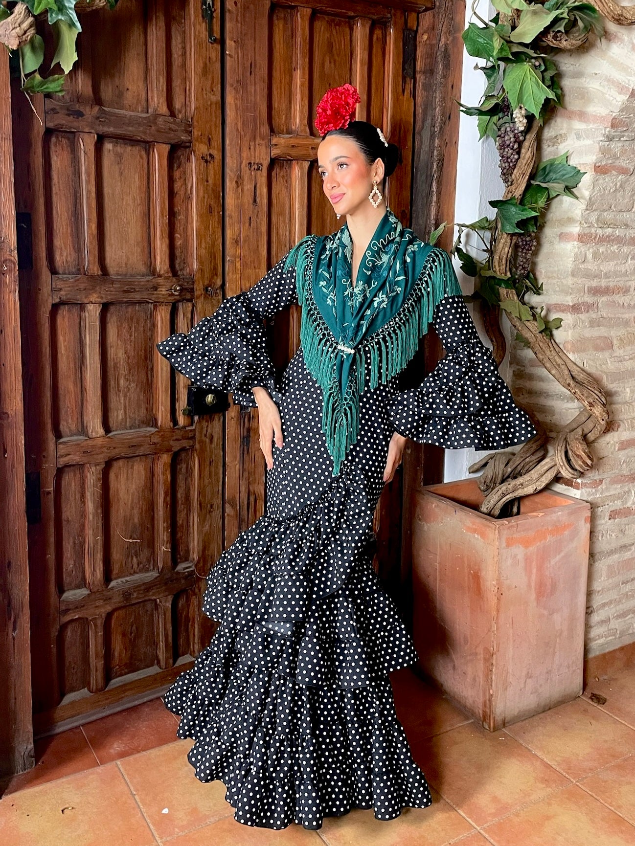 Traje de Flamenca Strech Subida Negro con Lunar Blanco