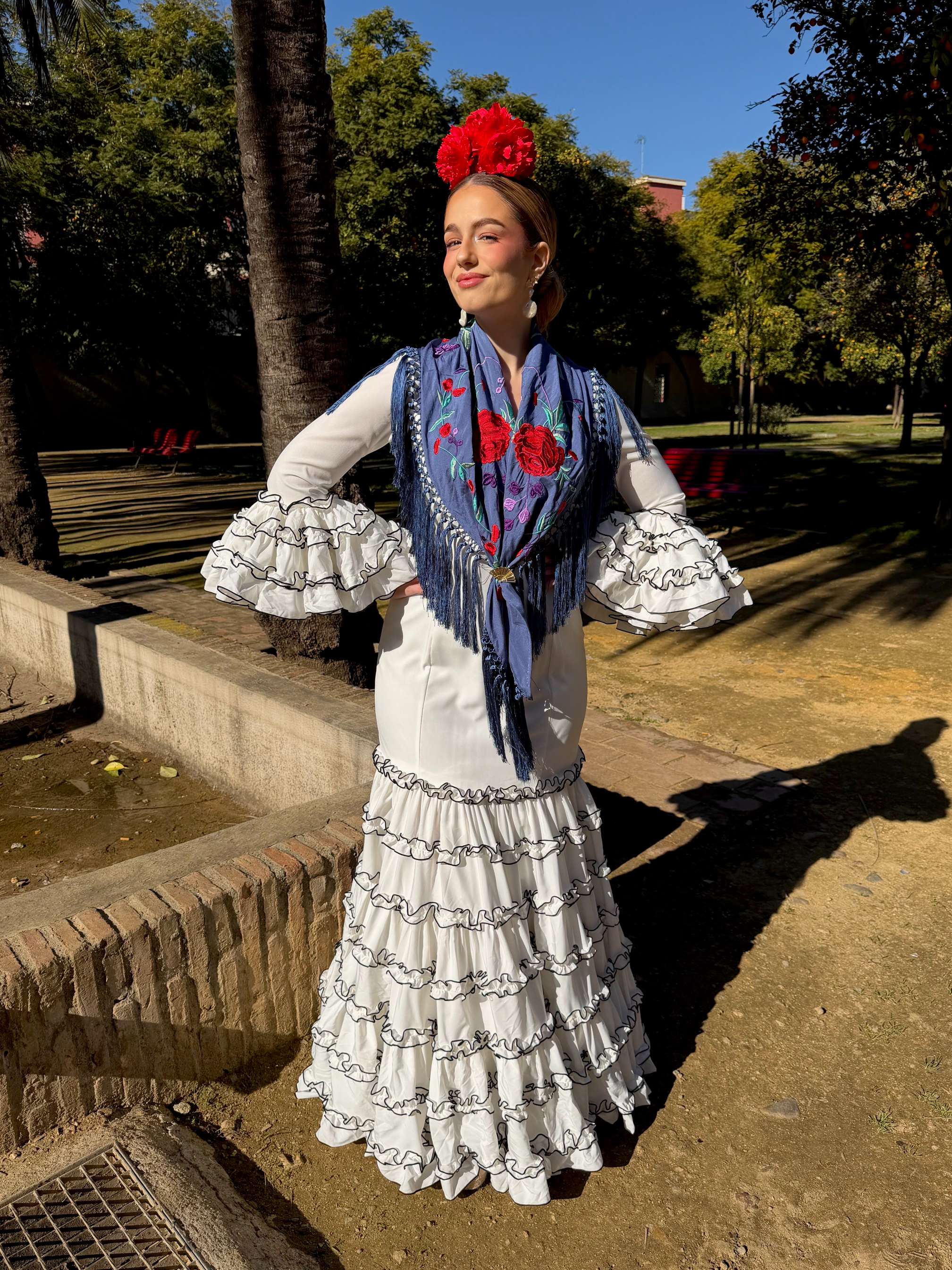 Traje de flamenca con corte canastero y adorno blanco