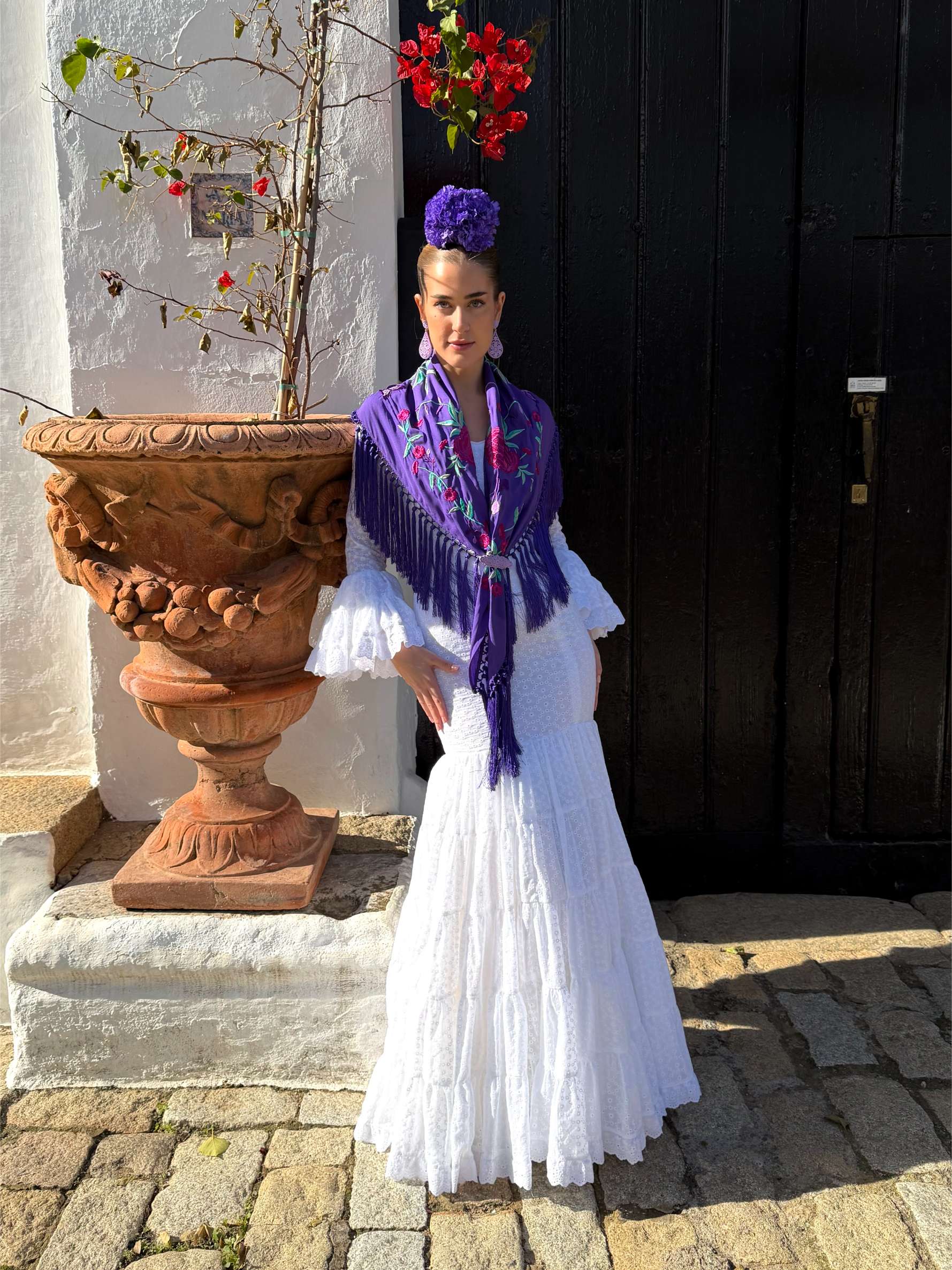 Traje de flamenca blanco perforado con tira bordada