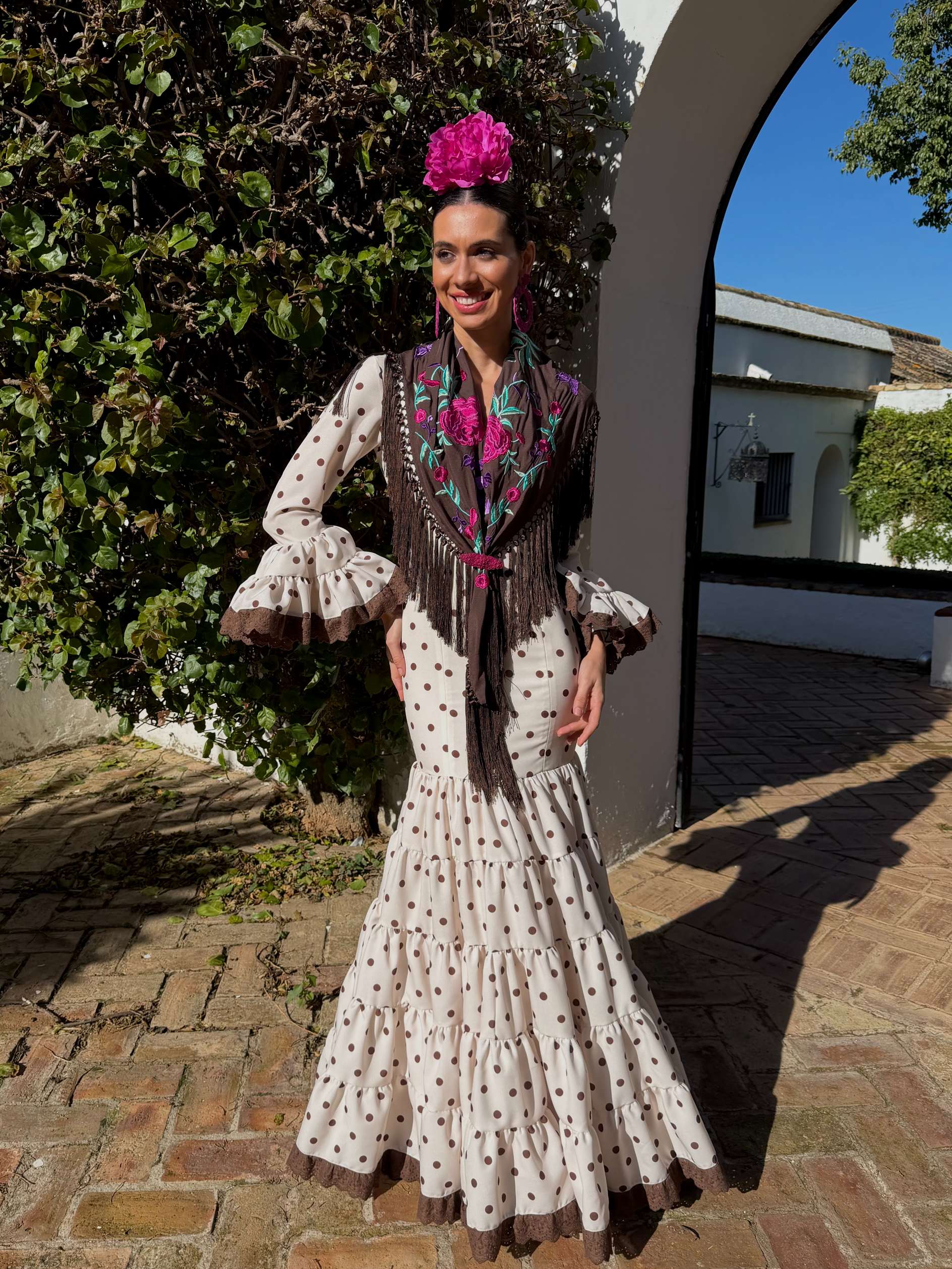 Traje de flamenca canastero beige con lunar chocolate