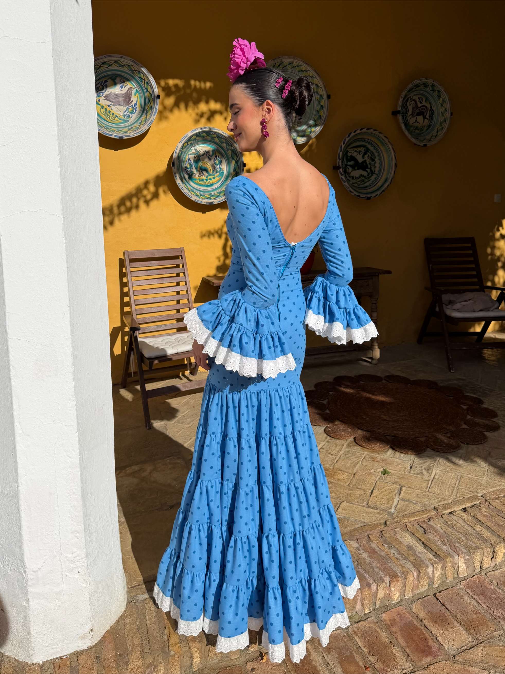 Traje de flamenca canastero celeste, tira bordada y lunares 