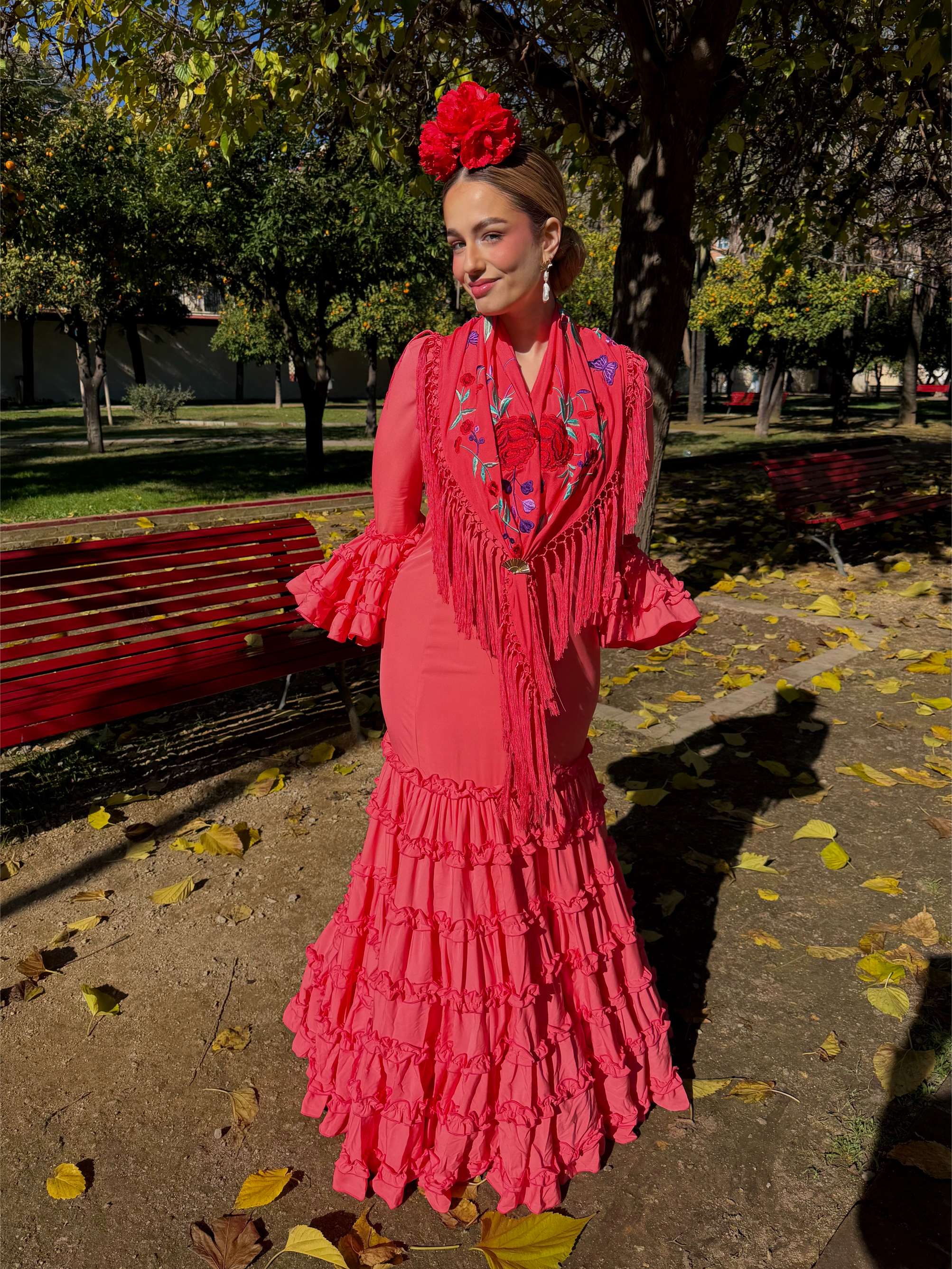Traje de flamenca canastero con adorno Garrucha coral