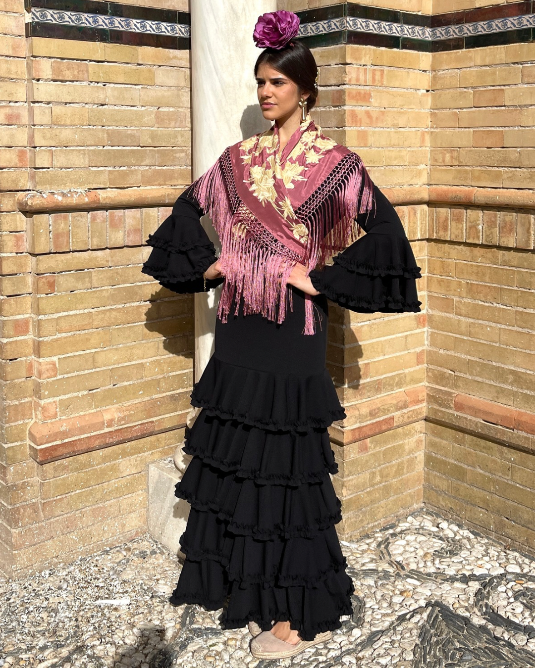 Traje de flamenca negro volantes elegante