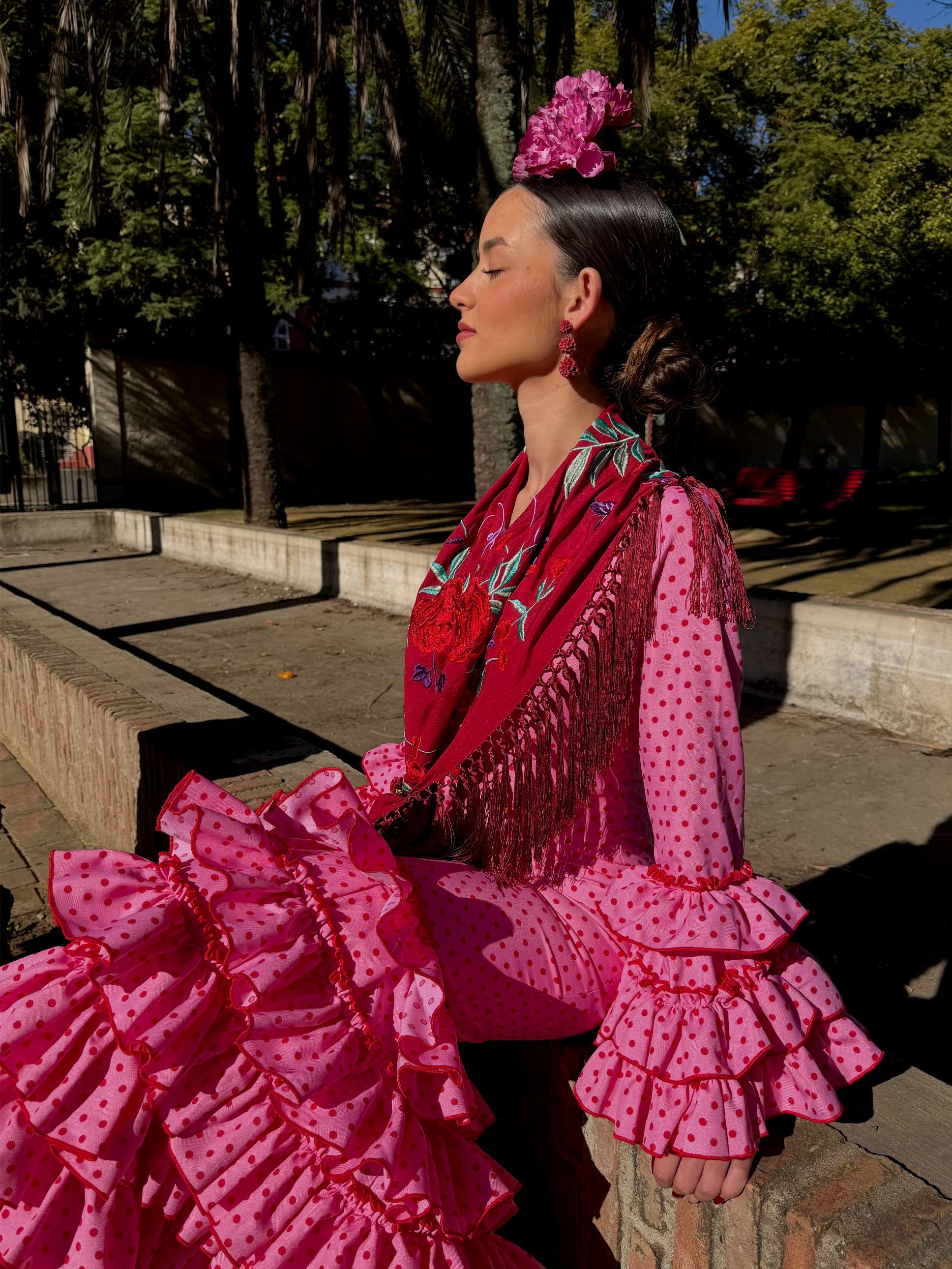 Traje de flamenca 7 volantes rosa con lunar burdeos