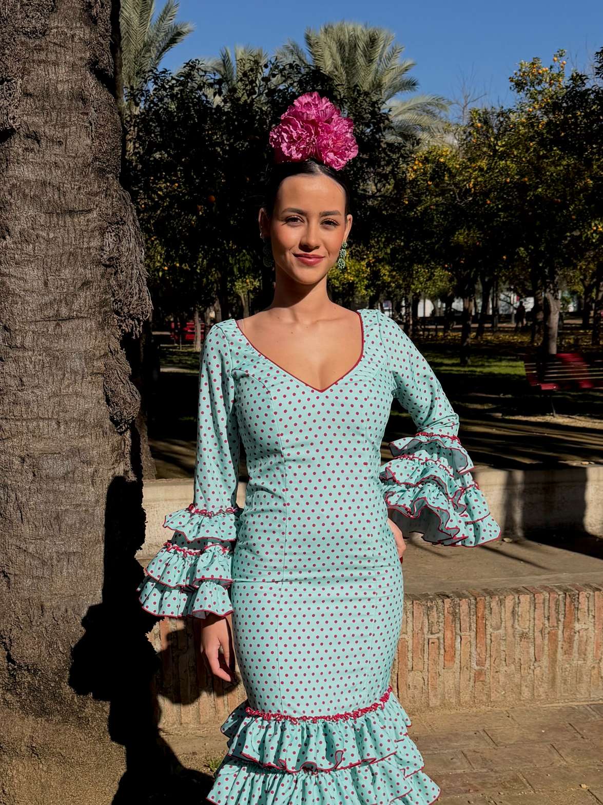 Traje de flamenca verde agua con lunar buganvilla