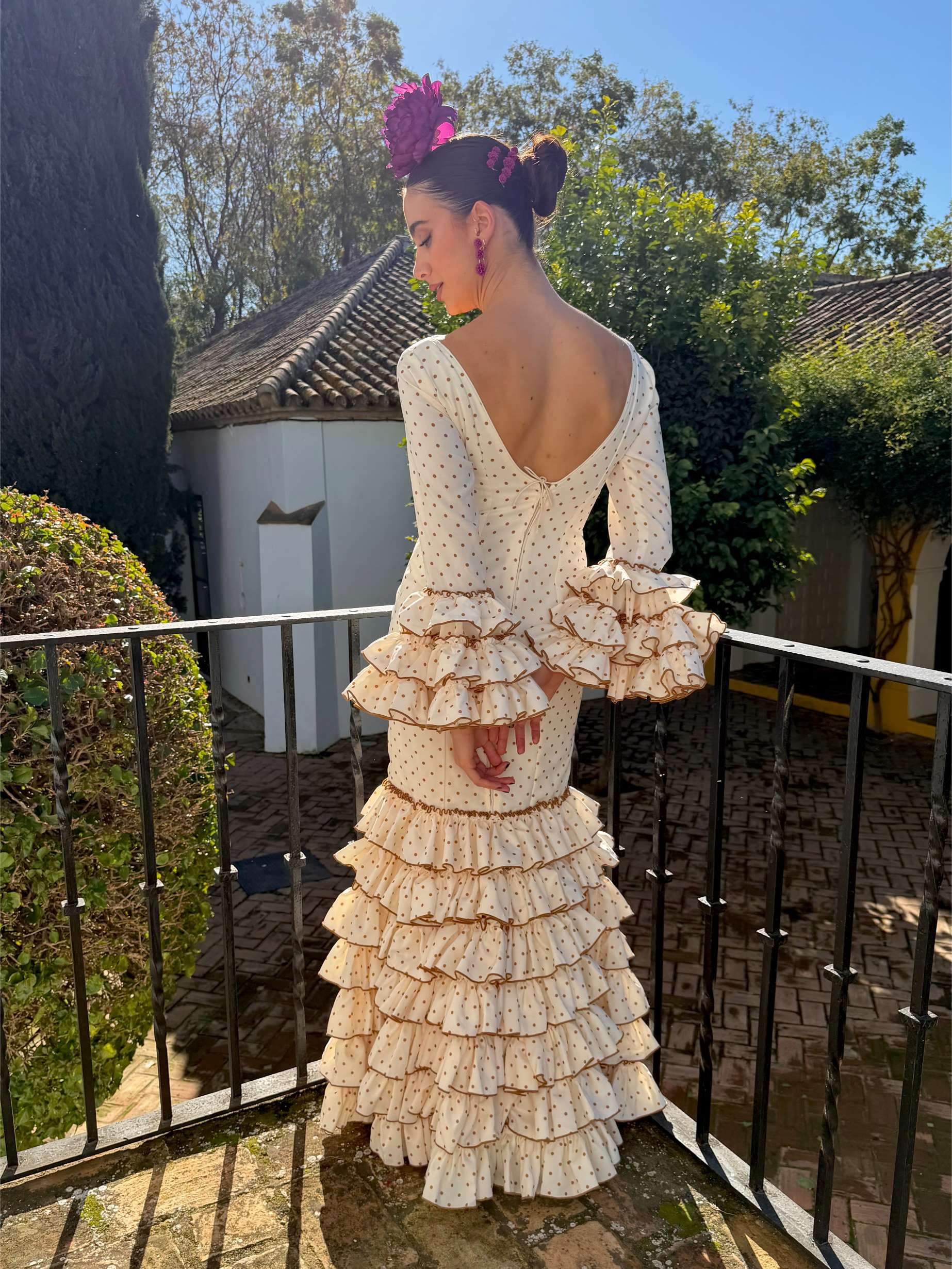 Traje de flamenca volantes beige con lunares