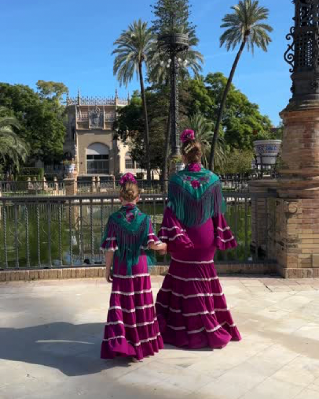 Traje flamenco infantil en tono buganvilla con detalles de encaje