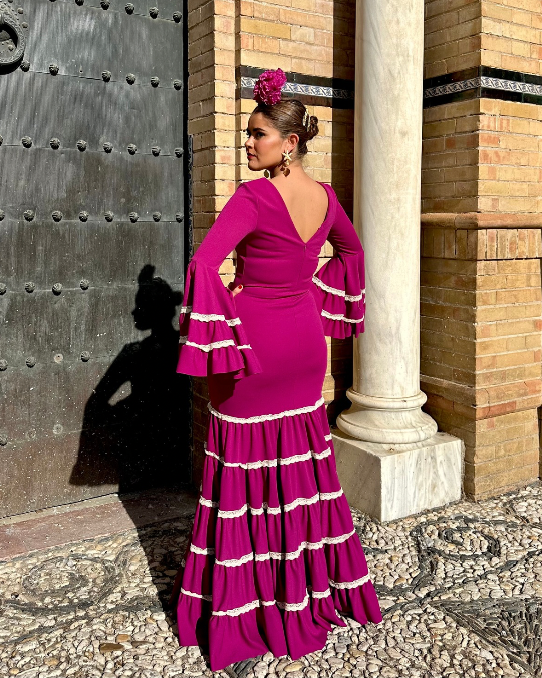 Traje tradicional de flamenca buganvilla con toque de encaje