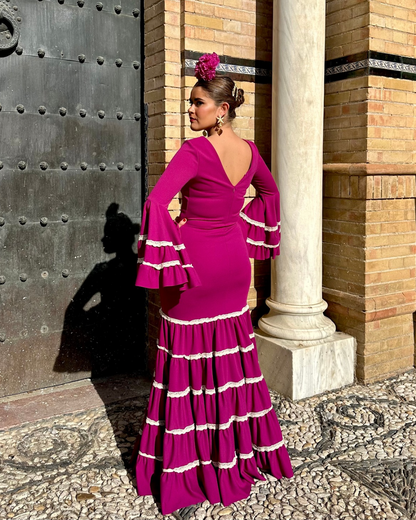 Traje tradicional de flamenca buganvilla con toque de encaje