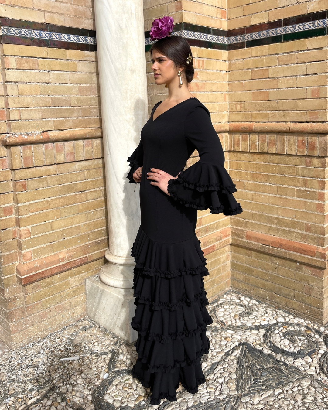 Traje tradicional de flamenca negro cinco volantes